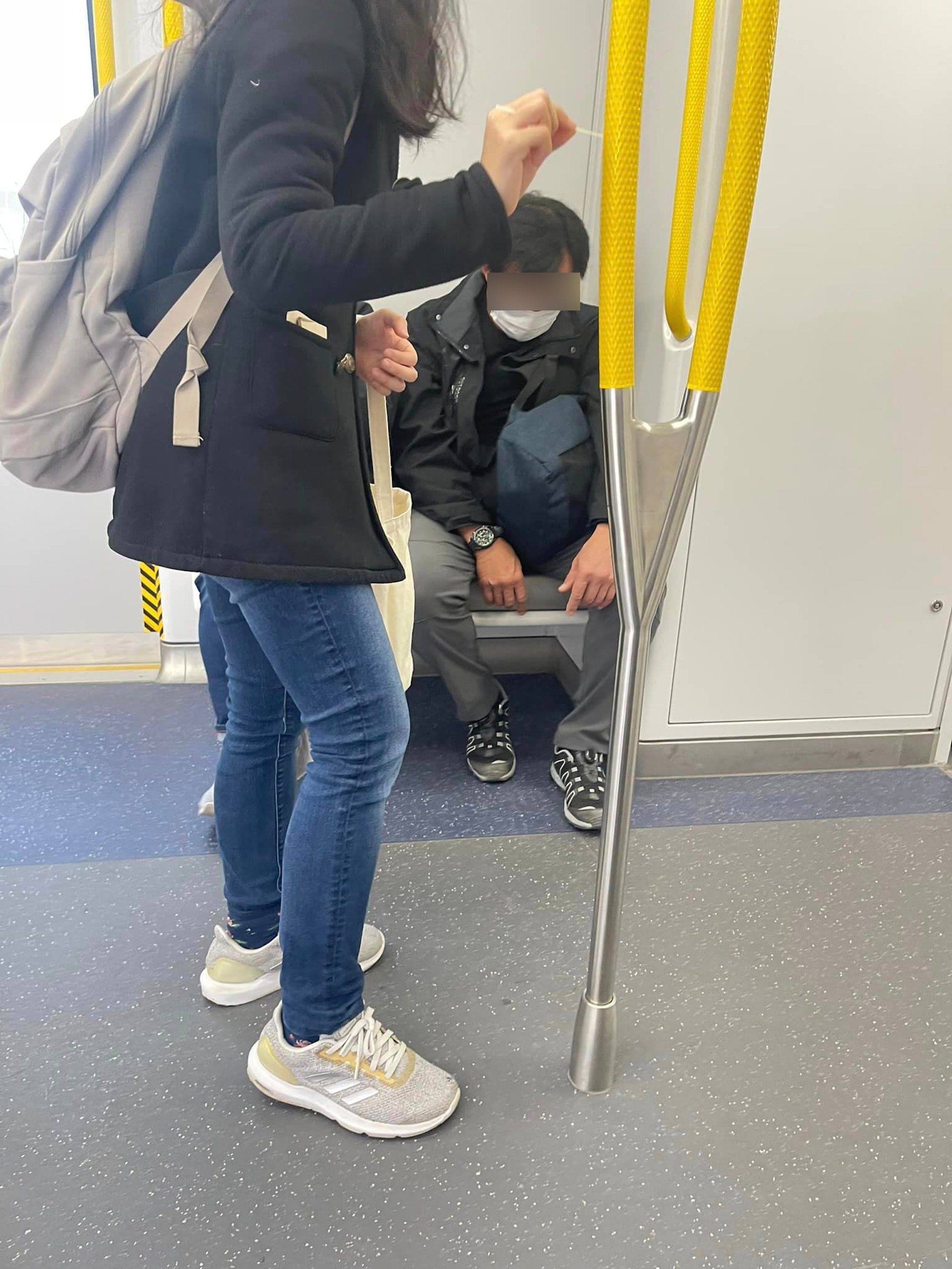 1名女子在港鐵車廂疑似拿出檢測棒,並塗抹在多個扶手上。(fb「大埔 TAI PO」圖片) 1名女子在港鐵車廂疑似拿出檢測棒,並塗抹在多個扶手上。(fb「大埔 TAI PO」圖片)