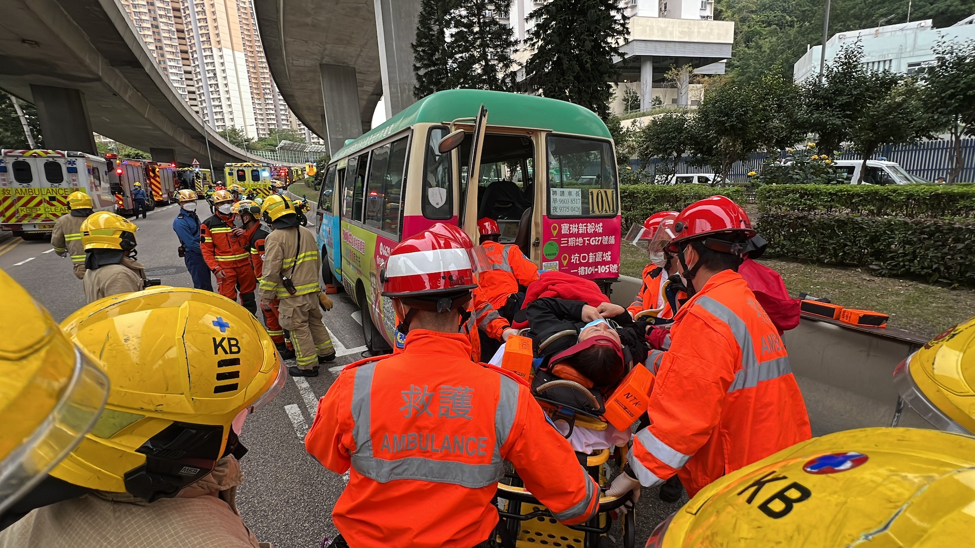 10M小巴經鯉魚門道駛近觀塘警署時,突然失控自炒撞欄。(翁鈺輝攝) 10M小巴經鯉魚門道駛近觀塘警署時,突然失控自炒撞欄。(翁鈺輝攝)