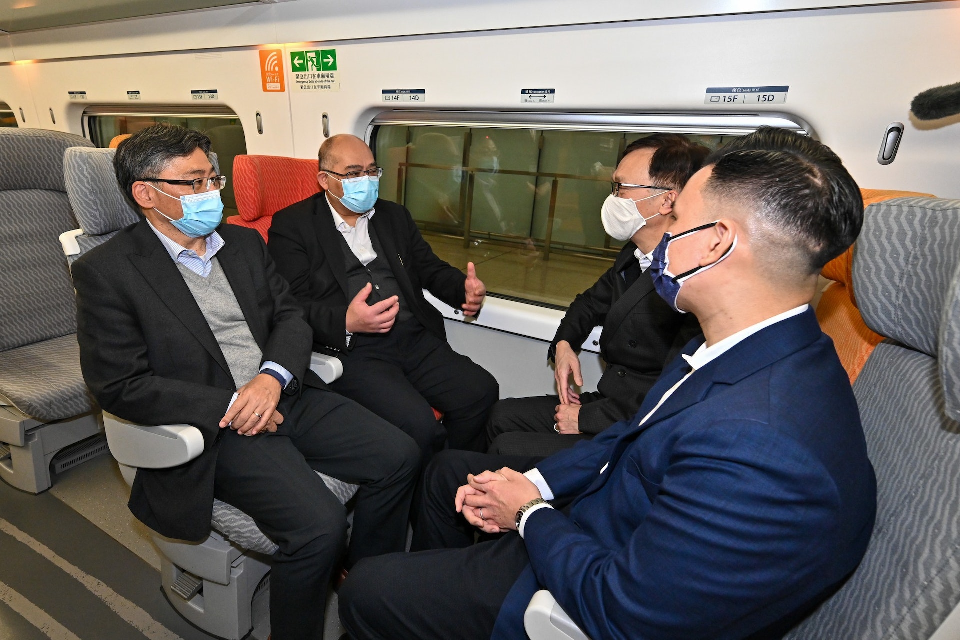 運輸及物流局局長林世雄今日去到西九龍站視察,聽取高鐵的試運和其他準備工作進展。(運輸及物流局Facebook) 運輸及物流局局長林世雄今日去到西九龍站視察,聽取高鐵的試運和其他準備工作進展。(運輸及物流局Facebook)