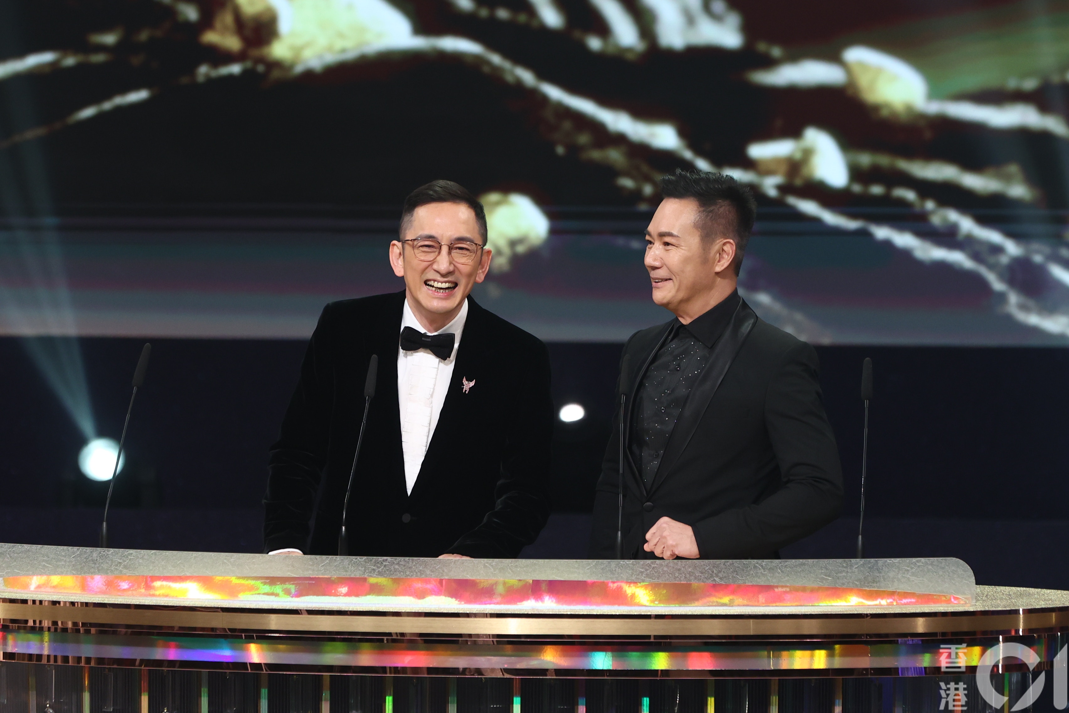 吳啟華、張兆輝周日（8日）亮相TVB頒獎典禮頒發頒發「最受歡迎電視拍檔」。（葉志明 攝）