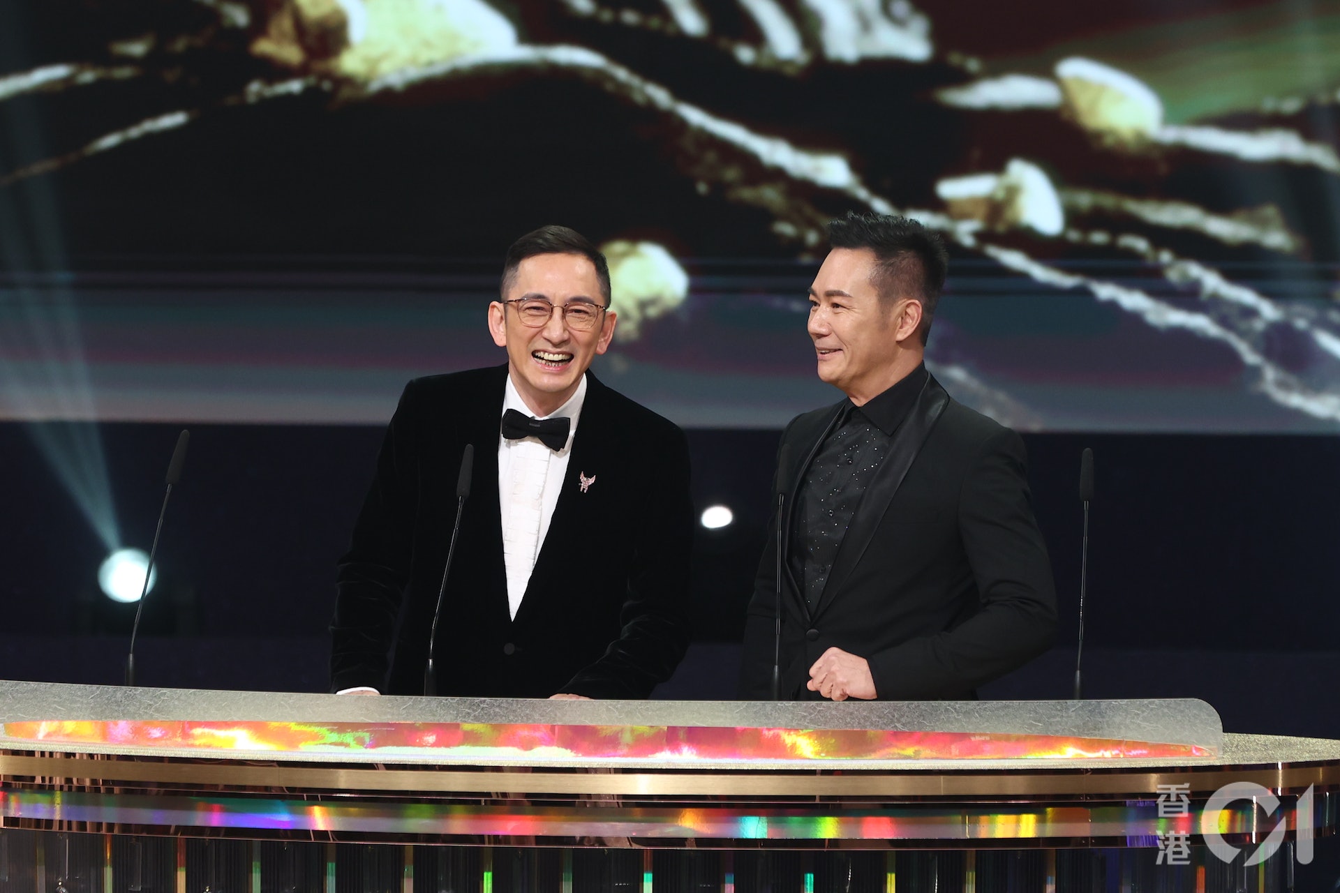 吳啟華、張兆輝周日(8日)亮相TVB頒獎典禮頒發頒發「最受歡迎電視拍檔」。(葉志明 攝)