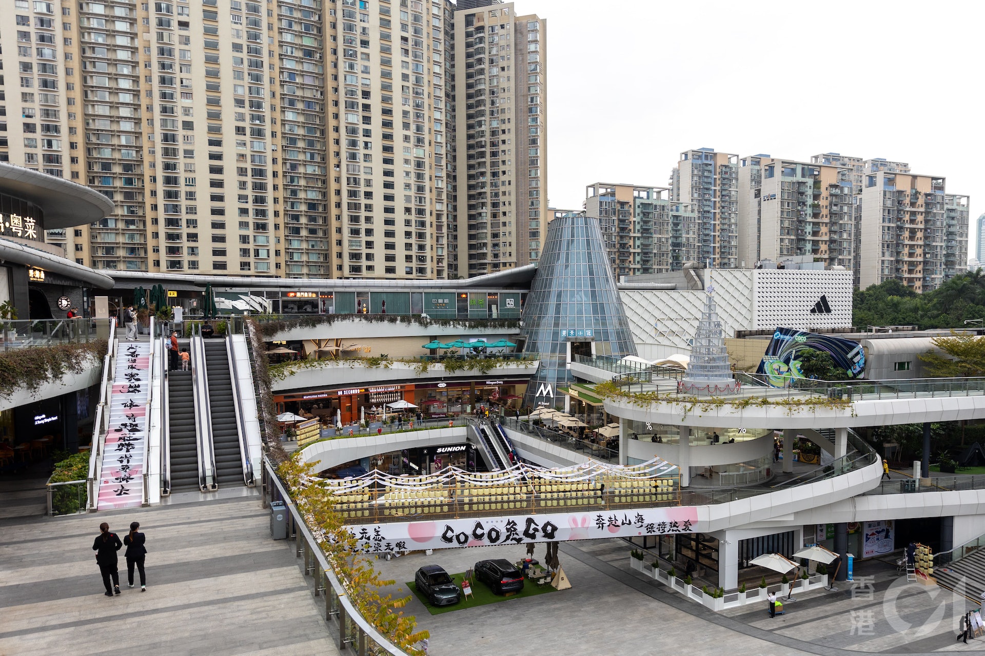 疫情前港人常去的商場 Cocopark 平日下午不見多人閒逛,但部份食肆1月9日大半座位坐滿。(林藹怡攝) 疫情前港人常去的商場 Cocopark 平日下午不見多人閒逛,但部份食肆1月9日大半座位坐滿。(林藹怡攝)