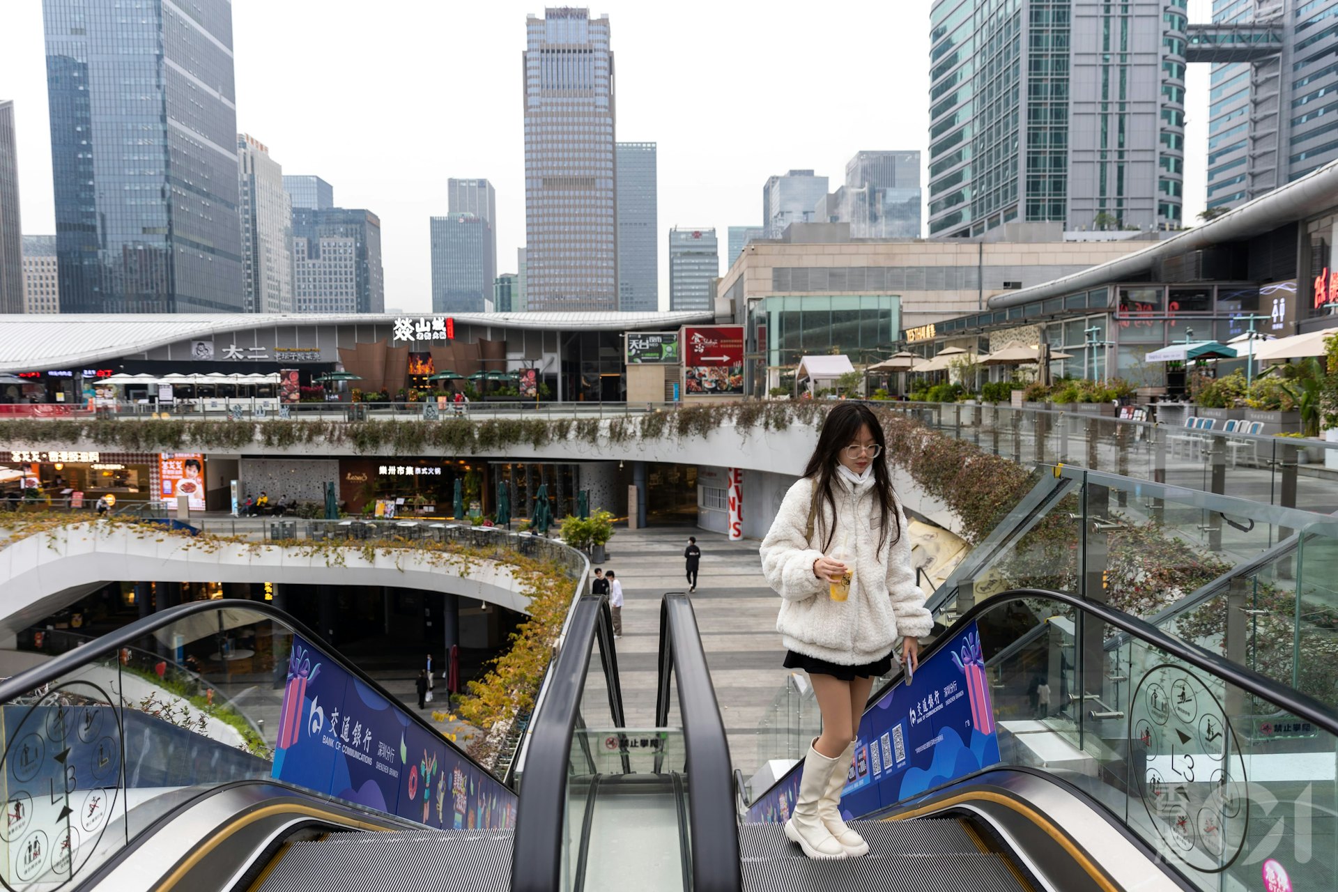 疫情前港人常去的商場 Cocopark 平日下午不見多人閒逛,但部份食肆1月9日大半座位坐滿。(林藹怡攝) 疫情前港人常去的商場 Cocopark 平日下午不見多人閒逛,但部份食肆1月9日大半座位坐滿。(林藹怡攝)