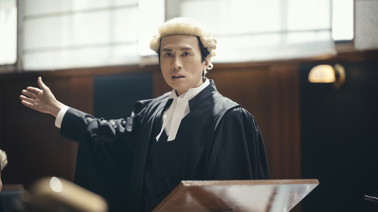 黃子華於《毒舌大狀》裡飾演男主角大律師林涼水。(《毒舌大狀》電影劇照) 黃子華於《毒舌大狀》裡飾演男主角大律師林涼水。(《毒舌大狀》電影劇照)