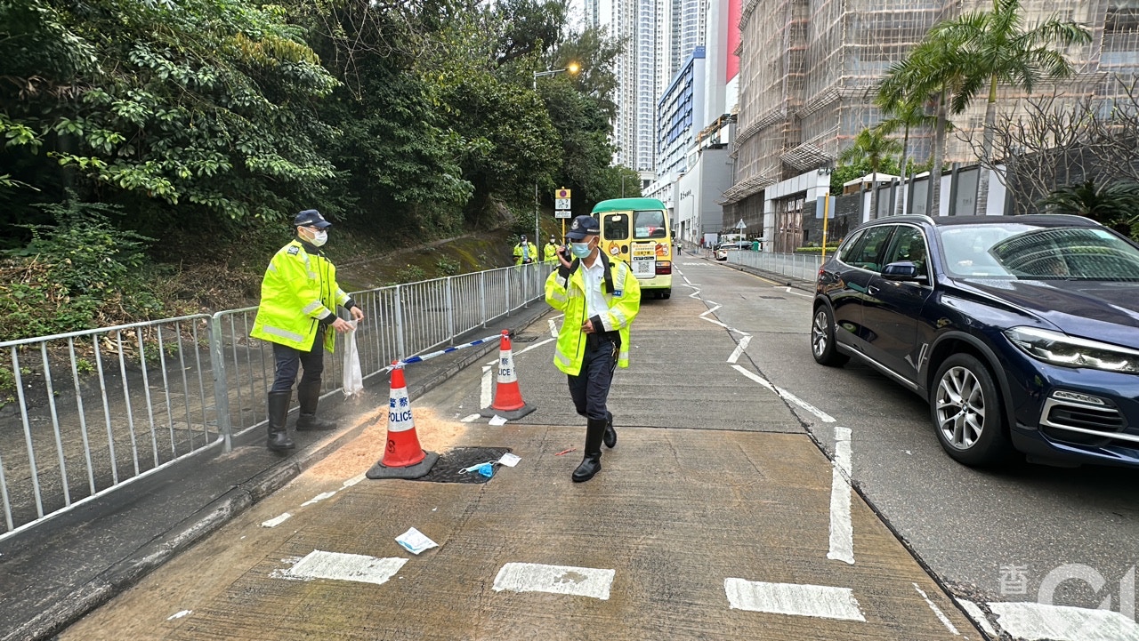 警方在路面舖防滑沙。（馬耀文攝）