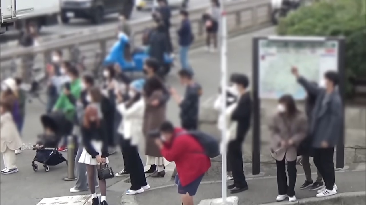 適逢日本重啟國門及鼓勵國內觀光,因此吸引大量外國粉絲聚集在到神奈川縣鎌倉市,但這卻也嚴重干擾了在地居民。(YouTube截圖 / @FNNプライムオンライン) 適逢日本重啟國門及鼓勵國內觀光,因此吸引大量外國粉絲聚集在到神奈川縣鎌倉市,但這卻也嚴重干擾了在地居民。(YouTube截圖 / @FNNプライムオンライン)