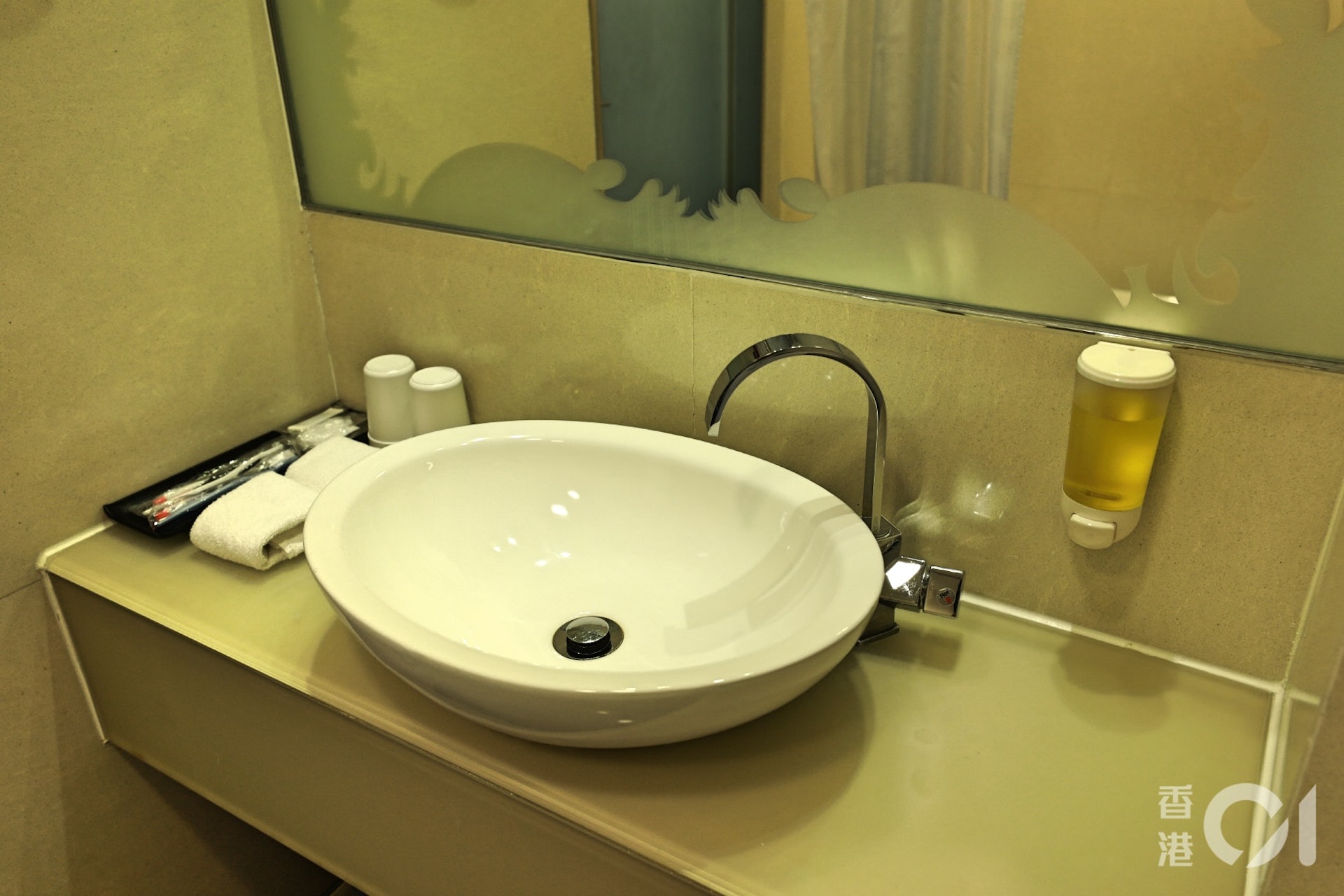 以白醋擦拭洗手盆或水龍頭上的污漬,是十分有效的除垢方法。(資料圖片) 以白醋擦拭洗手盆或水龍頭上的污漬,是十分有效的除垢方法。(資料圖片)