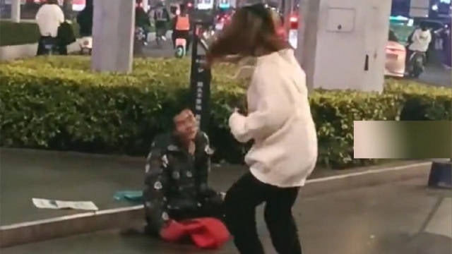 文橋一姐搶走乞丐的錢並撕碎。（影片截圖）