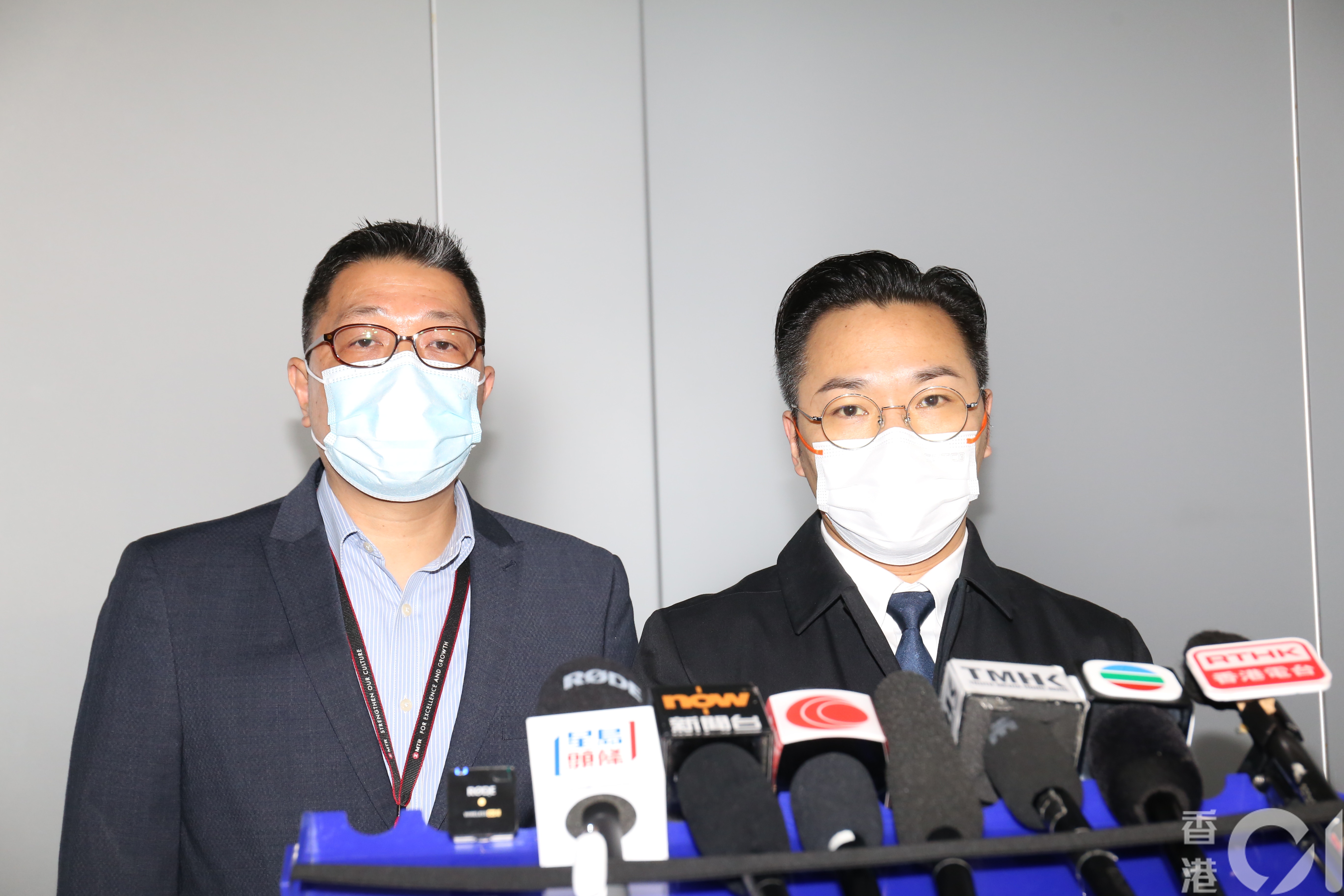 網絡安全及科技罪案調查科署理高級警司譚威信（右）及港鐵屯馬綫、輕鐵及巴士營運主管陳志雄（左）見傳媒。（陳浩然攝）