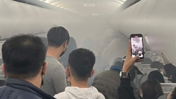 畫面超驚險!酷航班機台灣起飛前機艙冒濃煙 禍首竟是行動電源 畫面超驚險!酷航班機台灣起飛前機艙冒濃煙 禍首竟是行動電源