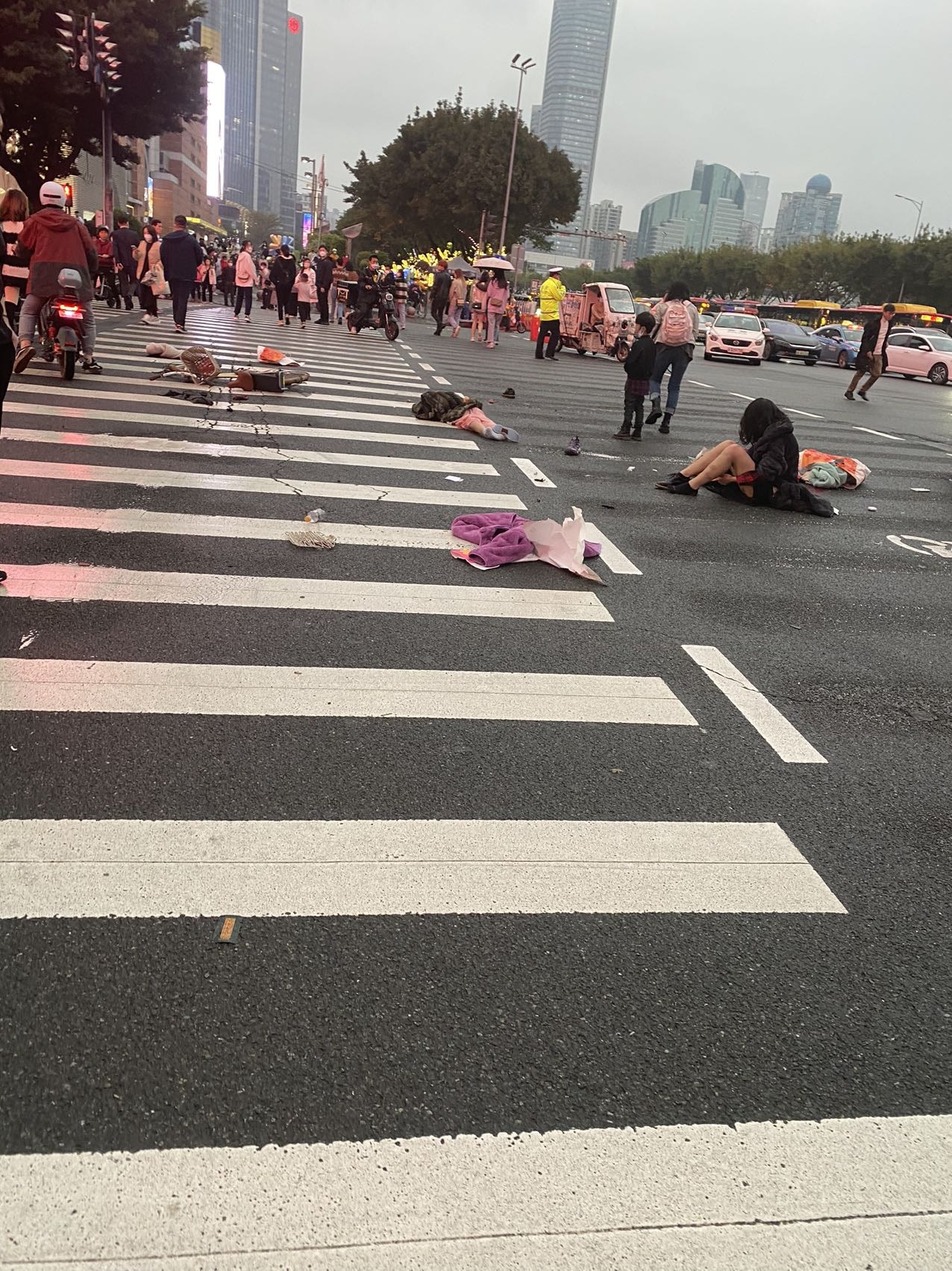 广州一辆BMW轿车冲撞人群造成5死13伤。（微博）