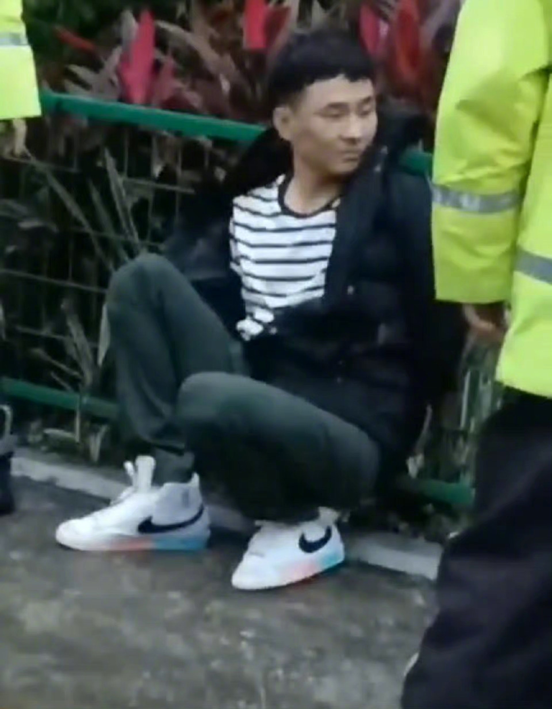 廣州一輛BMW轎車衝撞人群造成5死13傷,22歲司機溫某當場被捕。(微博) 廣州一輛BMW轎車衝撞人群造成5死13傷,22歲司機溫某當場被捕。(微博)