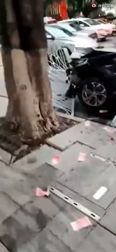 22岁男子在撞人后下车撒钱，图为目击者拍下地上散落的钞票和损毁的车头。(影片截图)