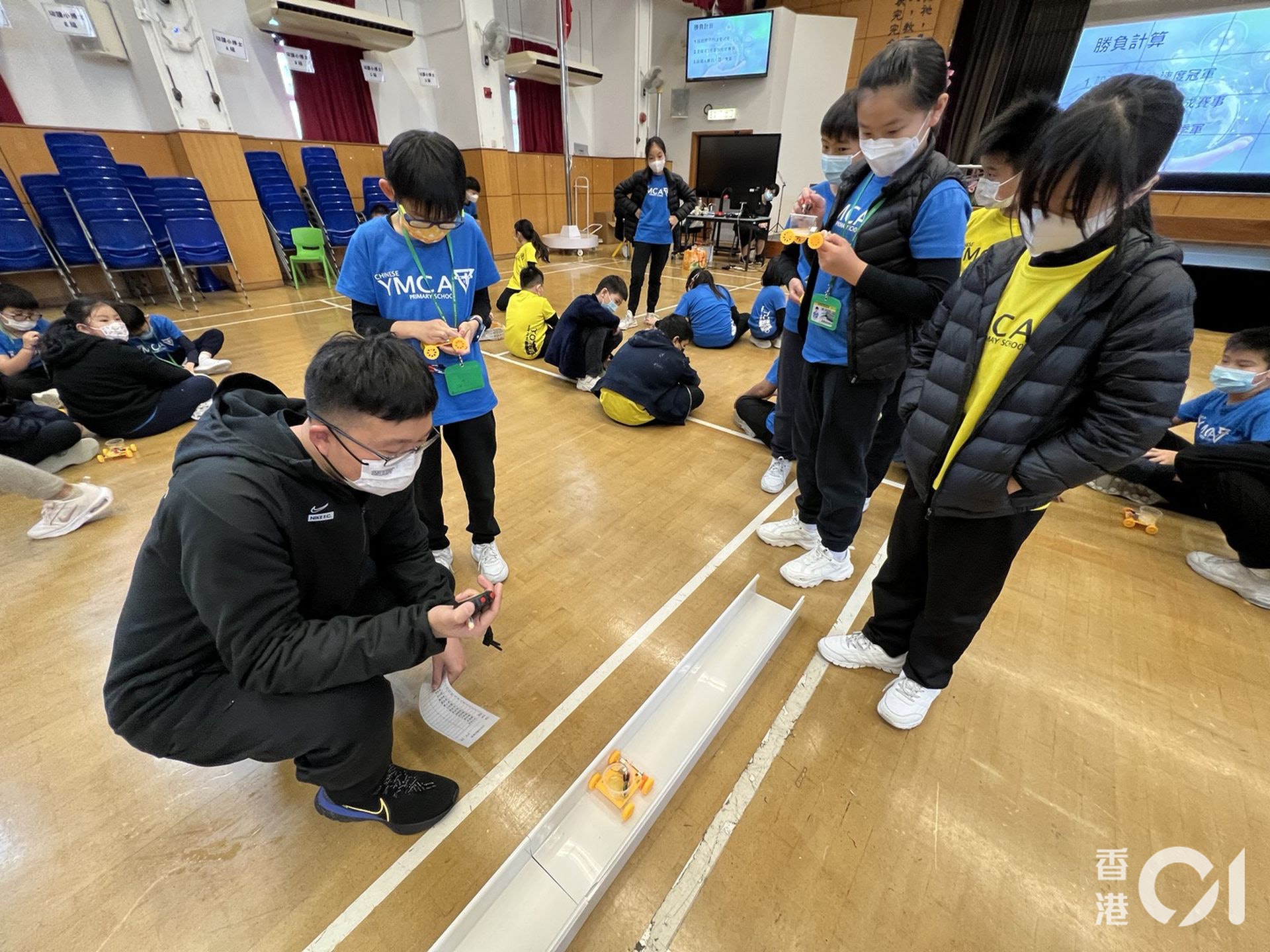 學生完成鹽水發電模型車後以個人及班際形式進行比賽。(翁曼琛攝) 學生完成鹽水發電模型車後以個人及班際形式進行比賽。(翁曼琛攝)