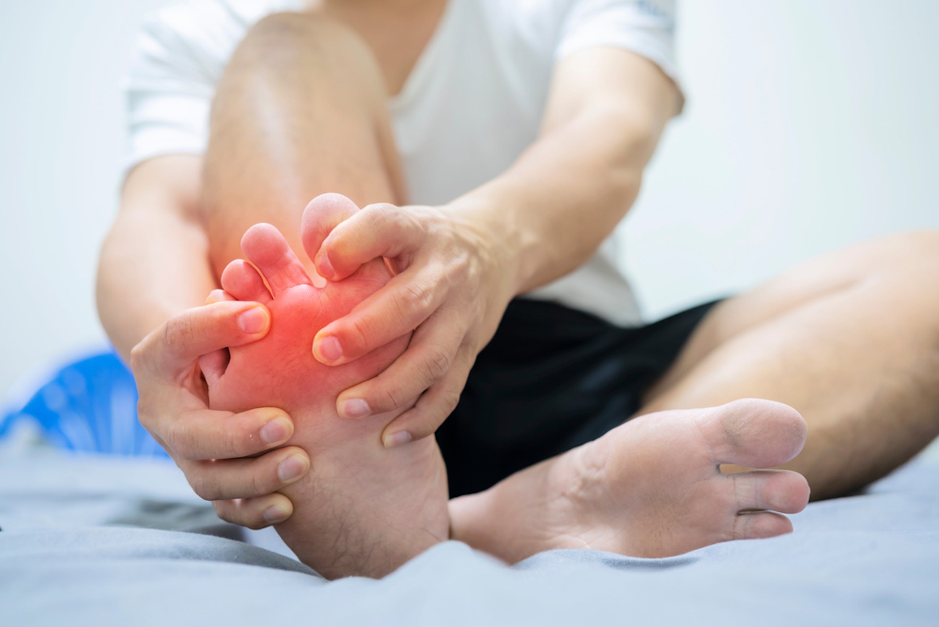 痛風與關節息息相關，是關節炎的一種，患者的關節，常見如腳趾、手指、手肘、腳踝、膝蓋位置會出現急劇疼痛、腫脹、發紅發熱等徵狀。（圖片：Shutterstock）