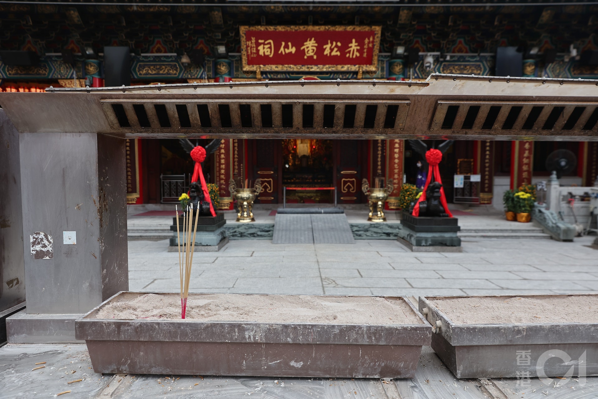 嗇色園黃大仙祠1月12日公布大除夕(1月21日)將會重新開放讓善信親身到黃大仙祠上頭炷香。(張浩維攝) 嗇色園黃大仙祠1月12日公布大除夕(1月21日)將會重新開放讓善信親身到黃大仙祠上頭炷香。(張浩維攝)