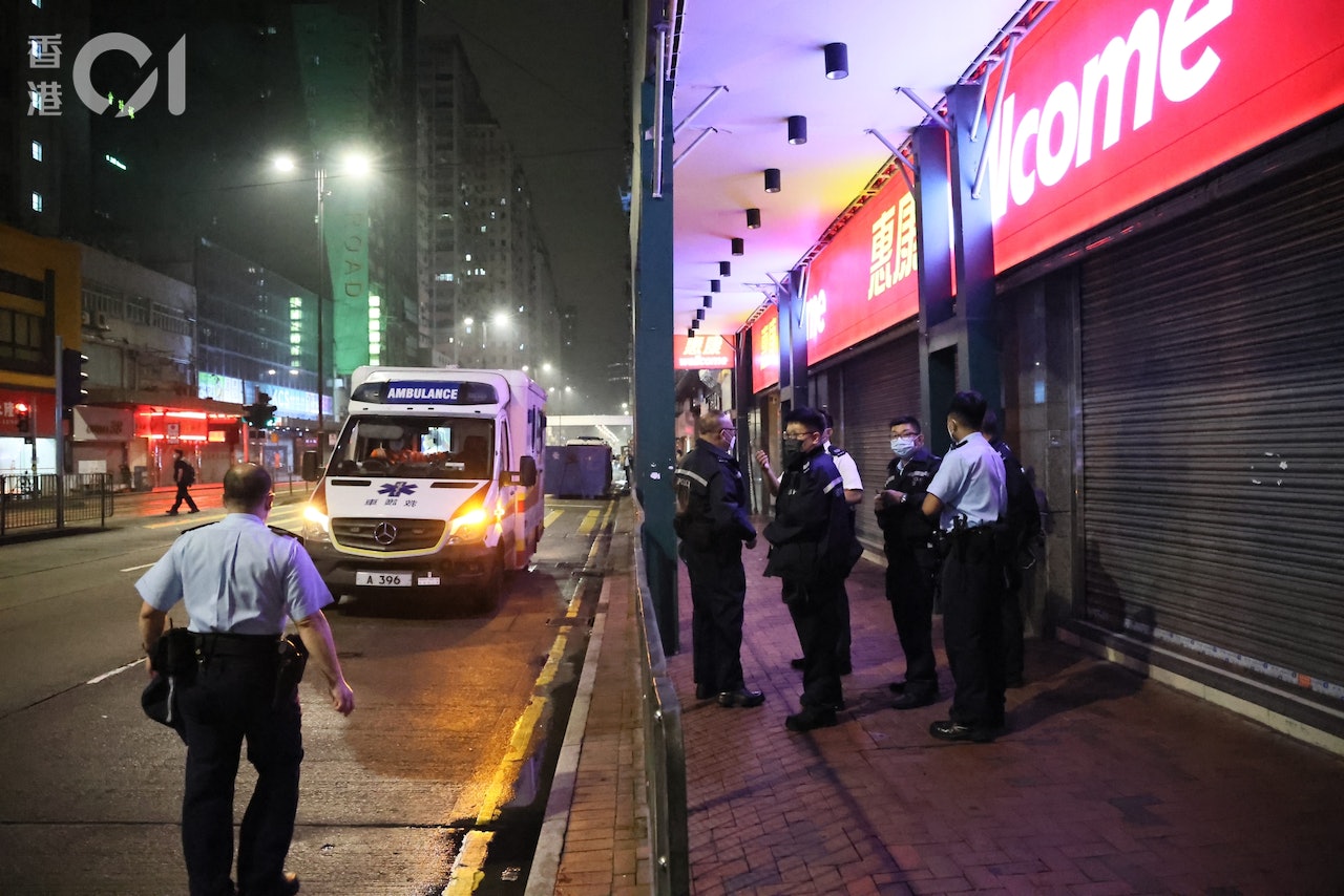 受傷警員由救護車送院。(讀者提供圖片) 受傷警員由救護車送院。(讀者提供圖片)