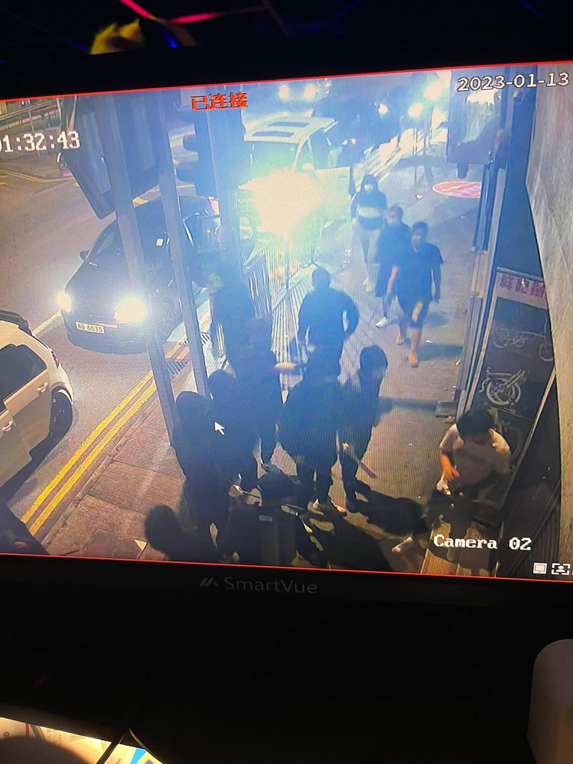 大批男子持刀於安樂工業大廈對開聚集。(fb香港江湖吹水站圖片) 大批男子持刀於安樂工業大廈對開聚集。(fb香港江湖吹水站圖片)