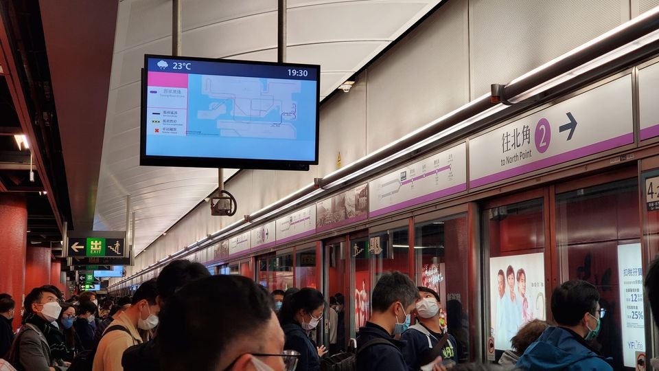 港鐵將軍澳線信號故障，將軍澳站月台迫滿候車乘客。（將軍澳主場facebook/網民Yiu Fan Ho圖片）