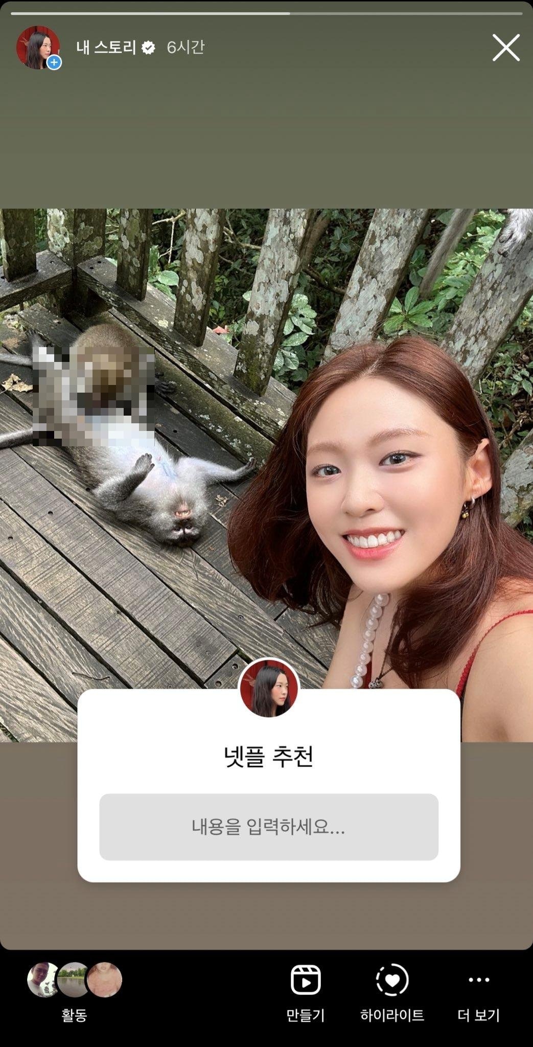 雪炫後方有兩隻猴子，一隻猴子躺著腿開開，另一隻猴子則把臉埋在躺著的猴子雙腿之間「賣力幹活」，野生動物的「活春宮」景象全都被她拍下來了。（IG@s2seolhyuns2）