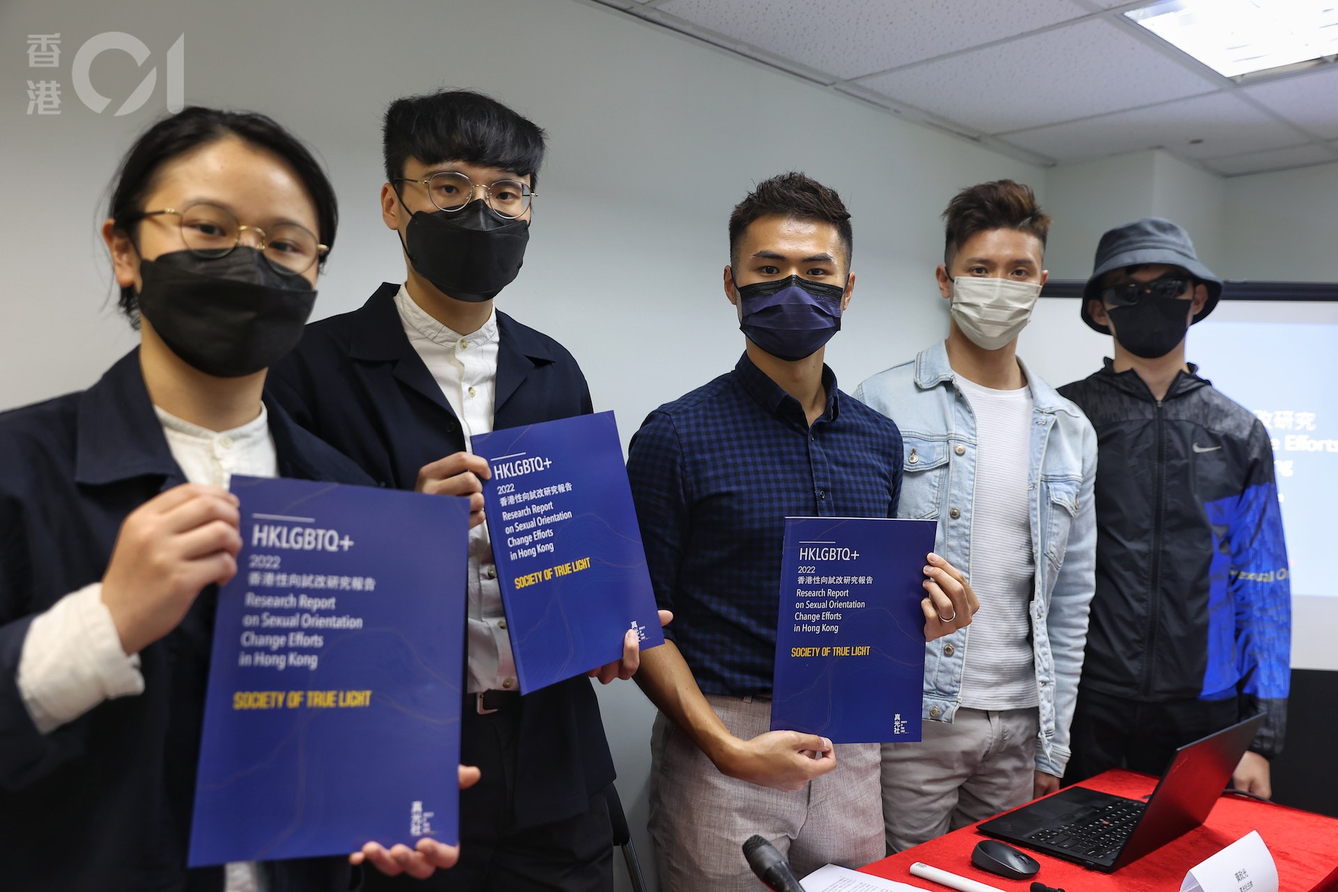 真光社1月14日公布香港性小眾試圖改變性傾向的研究報告,真光社研究員楊頌恩、真光社主席黃政光、香港教育大學特殊教育與輔導學系副教授陳俊豪、受訪者Alvin、受訪者Thomas(從左到右)出席。(張浩維攝) 真光社1月14日公布香港性小眾試圖改變性傾向的研究報告,真光社研究員楊頌恩、真光社主席黃政光、香港教育大學特殊教育與輔導學系副教授陳俊豪、受訪者Alvin、受訪者Thomas(從左到右)出席。(張浩維攝)