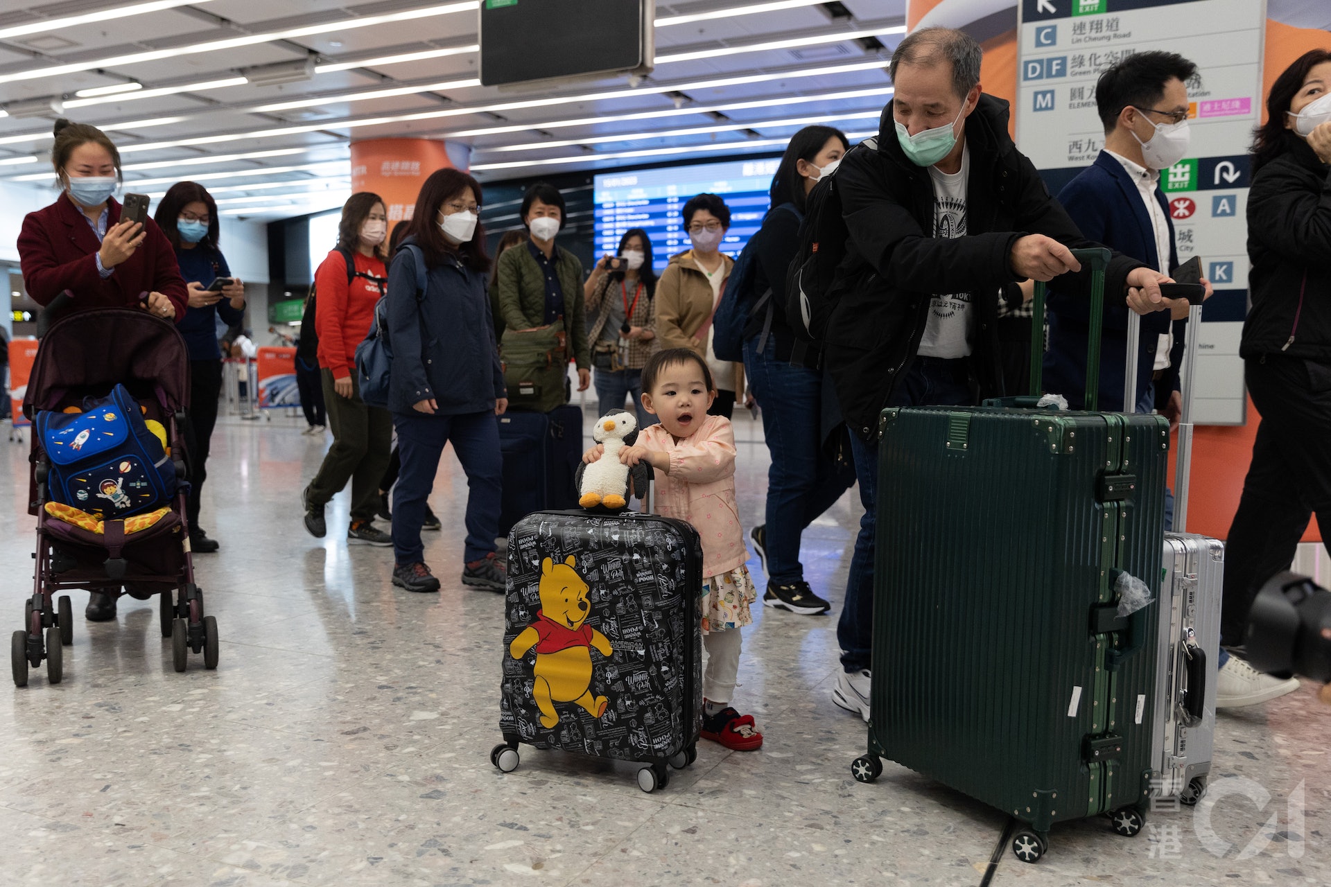 高鐵香港段1月15日恢復行駛,首班於7時03分由高鐵西九龍站駛往深圳北站,已購票的乘客未天光已到西九龍站等上首輪列車,包括英國移民家庭巫先生(右一)一家三口。(廖雁雄攝) 高鐵香港段1月15日恢復行駛,首班於7時03分由高鐵西九龍站駛往深圳北站,已購票的乘客未天光已到西九龍站等上首輪列車,包括英國移民家庭巫先生(右一)一家三口。(廖雁雄攝)