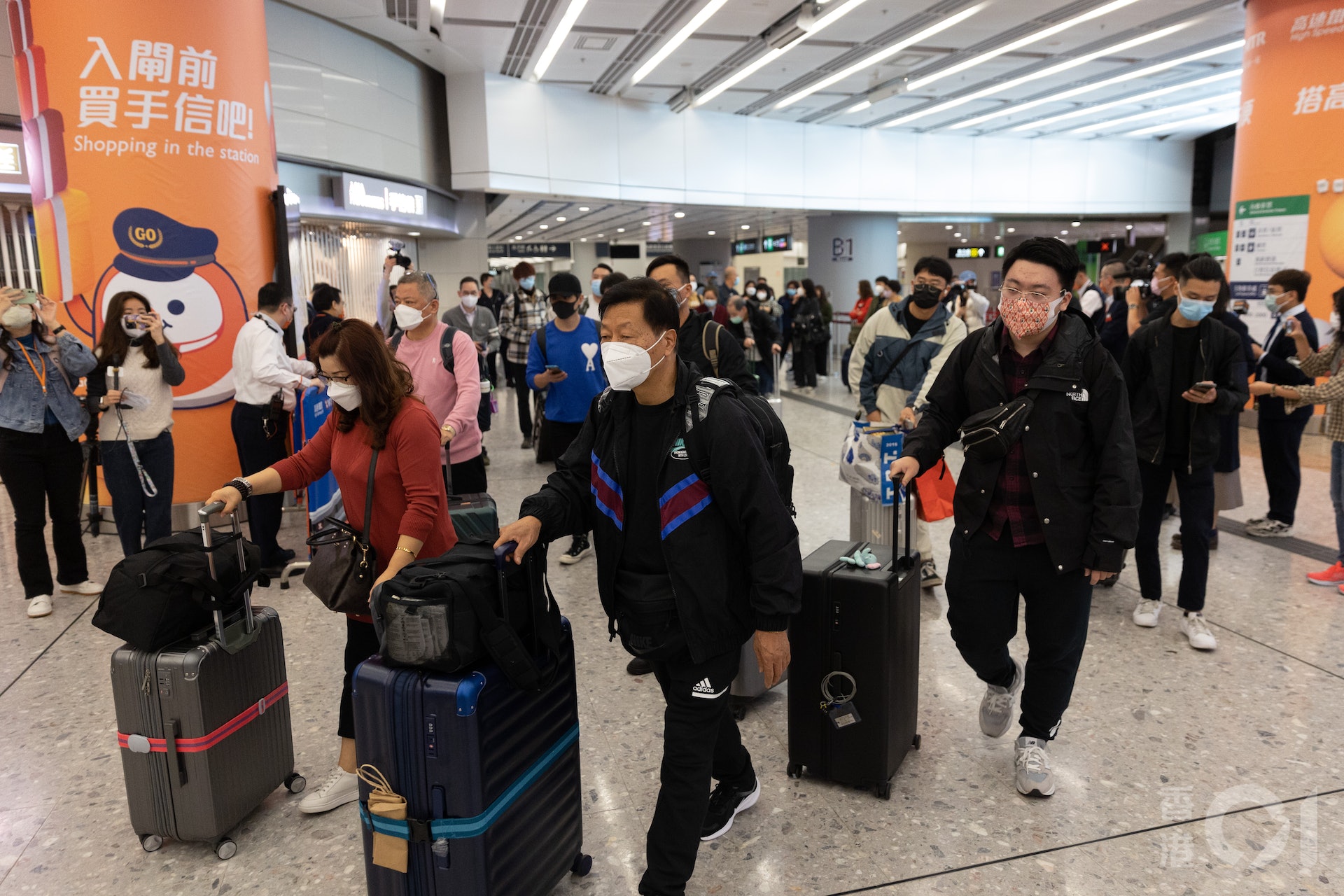 高鐵香港段1月15日恢復行駛，首班於7時03分由高鐵西九龍站駛往深圳北站，已購票的乘客未天光已到西九龍站等上首輪列車。（廖雁雄攝）