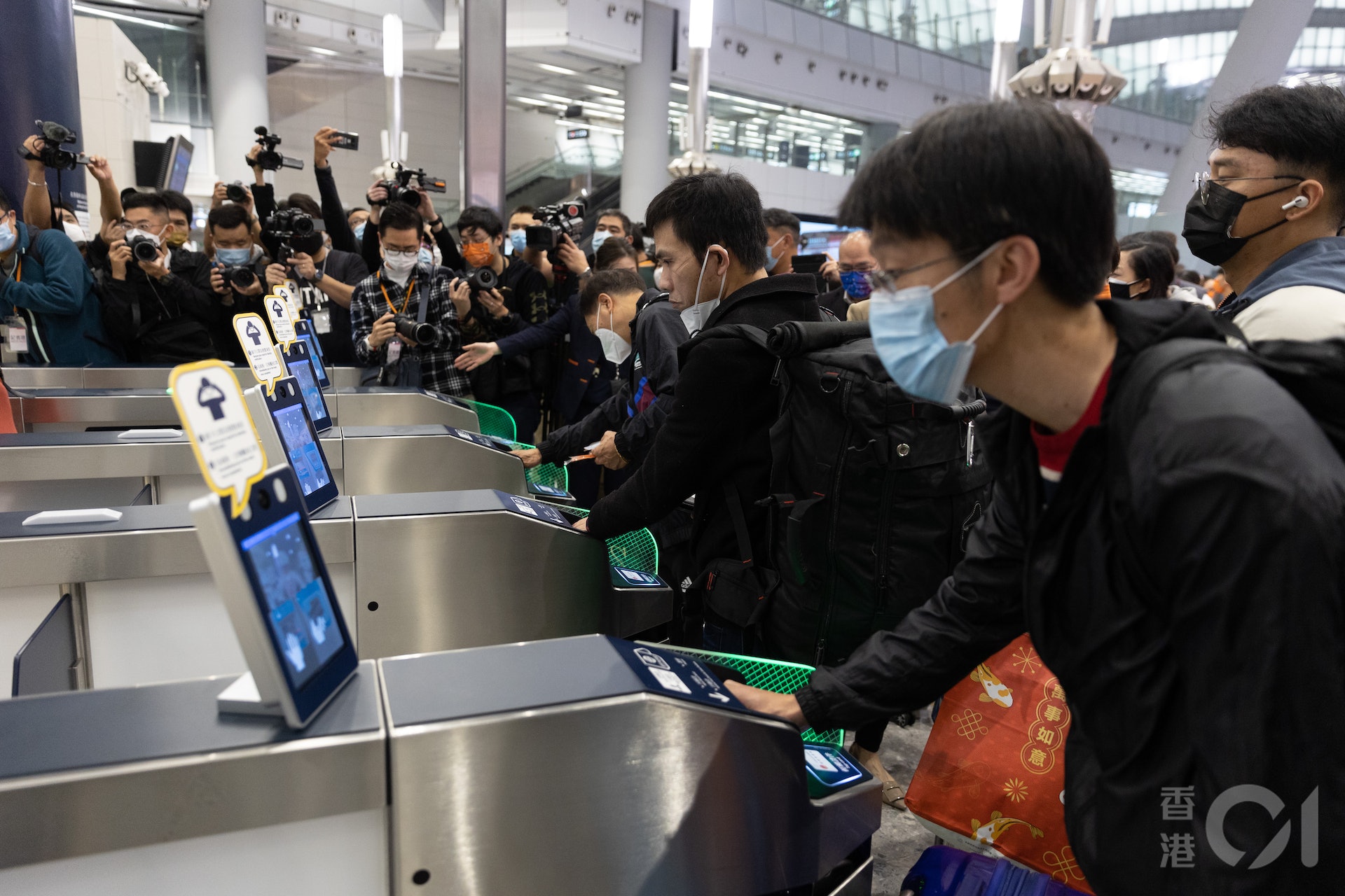 高鐵香港段1月15日恢復行駛,首班於7時03分由高鐵西九龍站駛往深圳北站,已購票的乘客未天光已到西九龍站等上首輪列車。(廖雁雄攝) 高鐵香港段1月15日恢復行駛,首班於7時03分由高鐵西九龍站駛往深圳北站,已購票的乘客未天光已到西九龍站等上首輪列車。(廖雁雄攝)