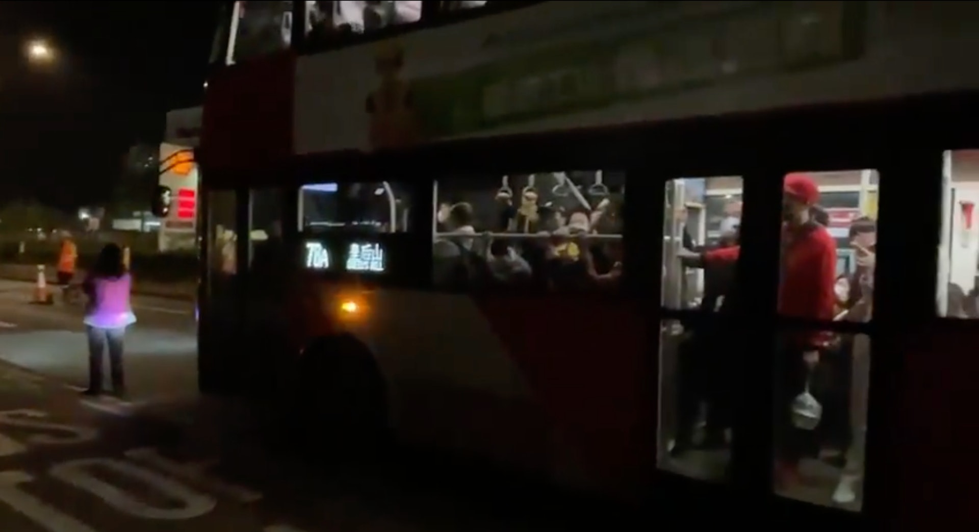 一名中年婦人以身攔車。(Chan Peter上傳至皇后山之友)