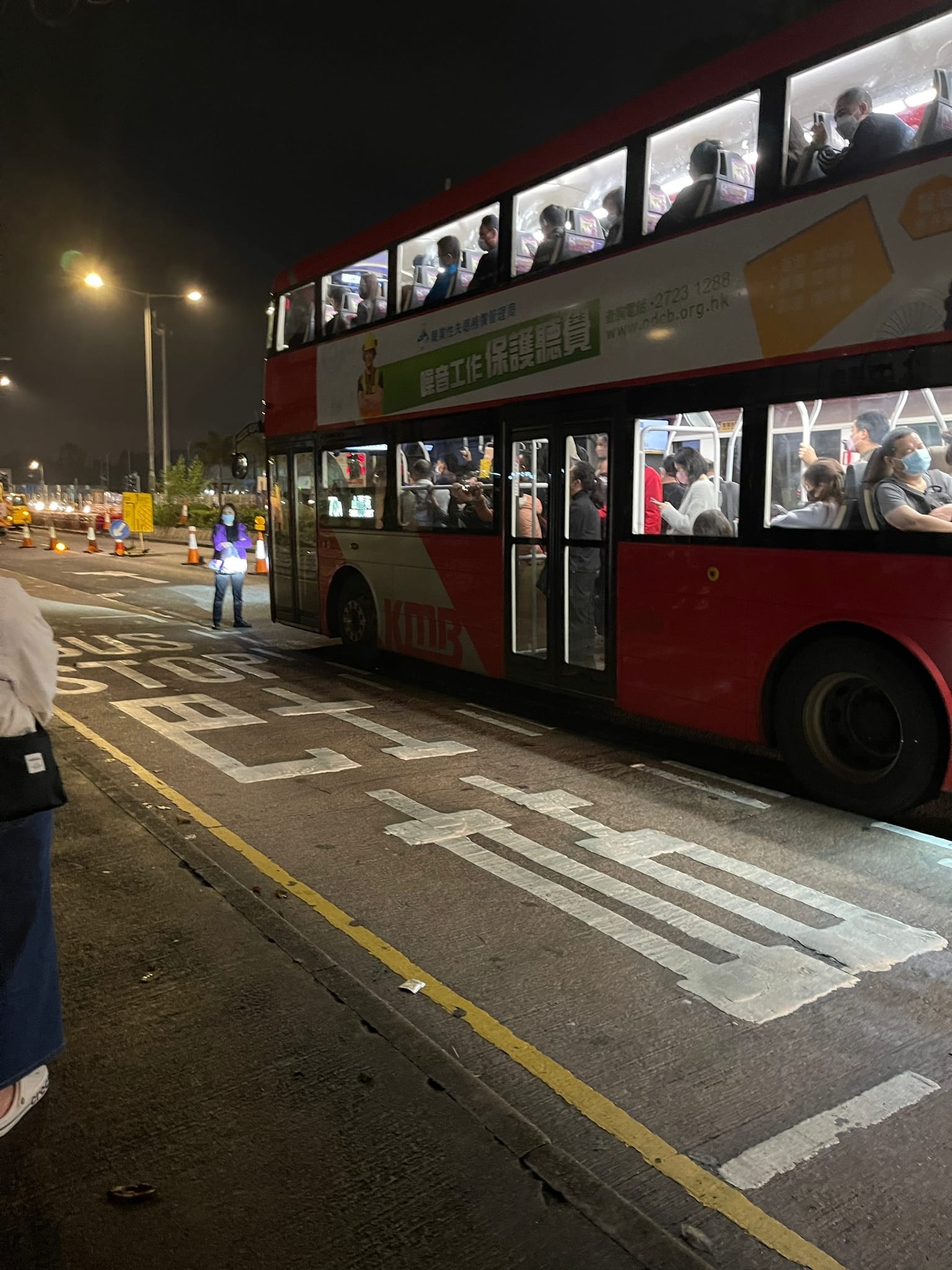 一名中年婦人以身攔車。（Chan Peter上傳至皇后山之友）