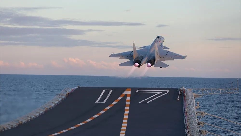 山東艦編隊南海實戰化演練 殲-15戰機出動模擬「敵機」來襲 山東艦編隊南海實戰化演練 殲-15戰機出動模擬「敵機」來襲