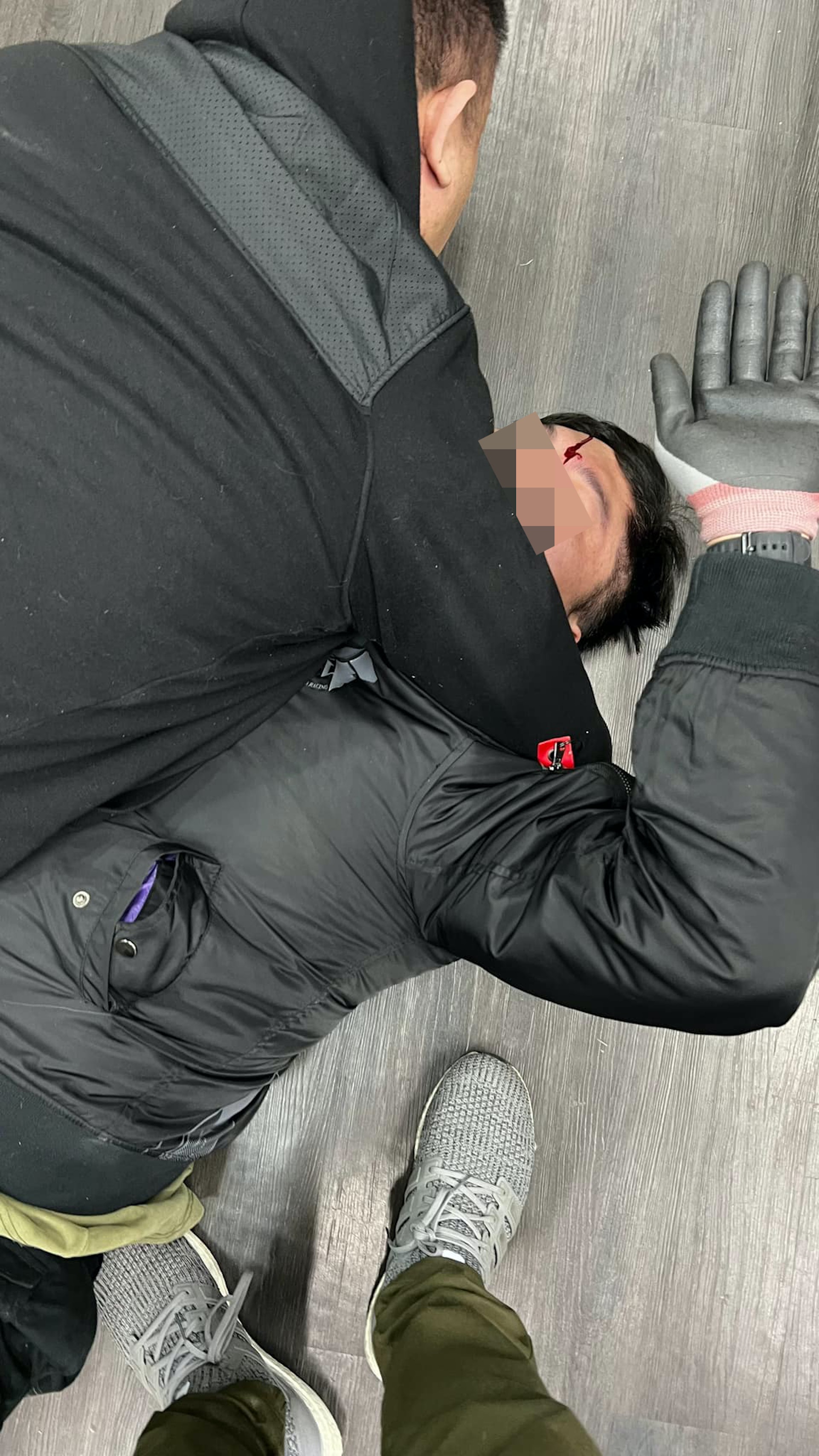 旺角一間模型店昨晚(14日)發生持𠝹刀傷人及襲擊案,有涉案男子頭部受傷被按在地上。(YM Studio facebook圖片) 旺角一間模型店昨晚(14日)發生持𠝹刀傷人及襲擊案,有涉案男子頭部受傷被按在地上。(YM Studio facebook圖片)