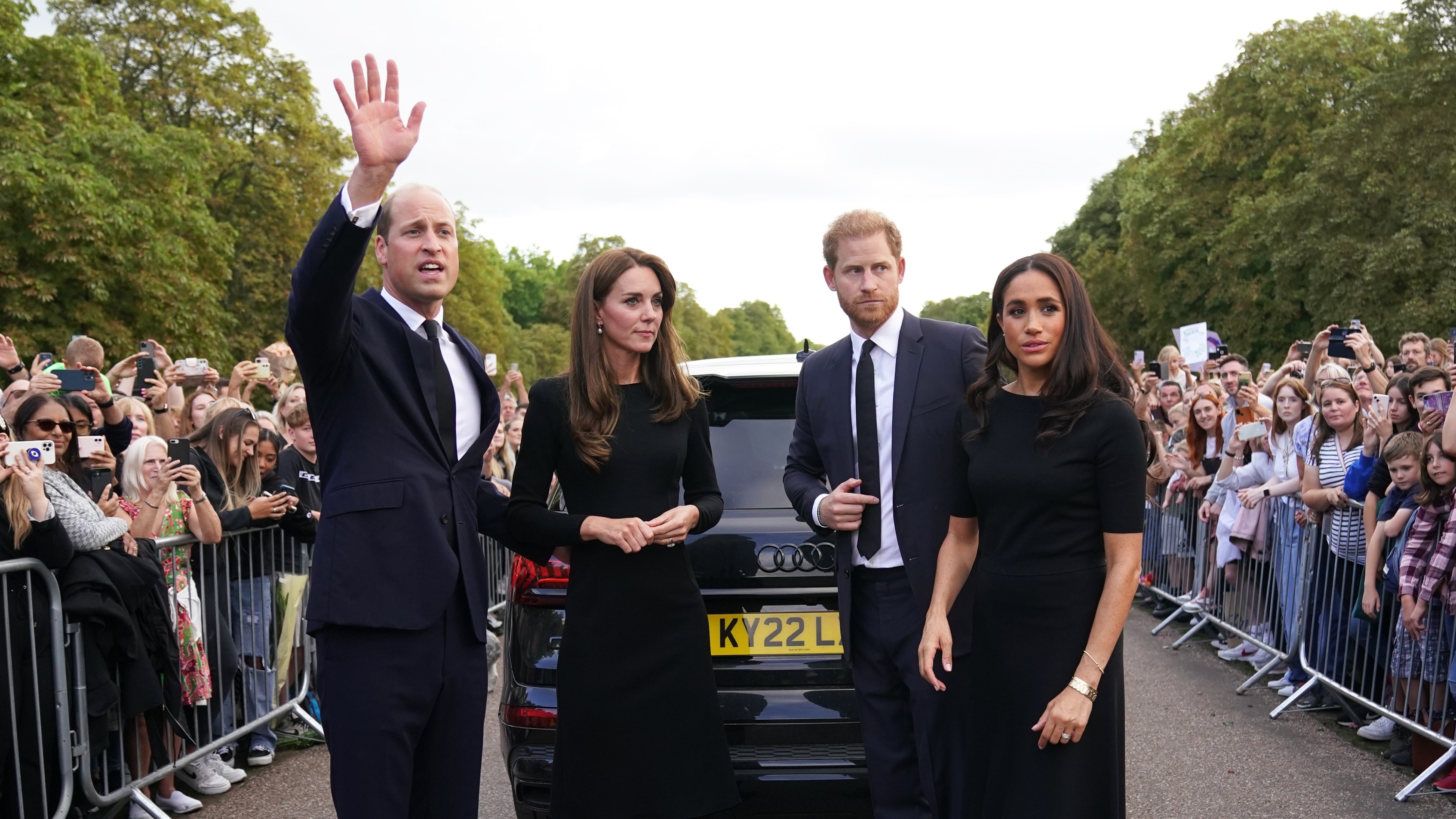 英国王室：图为2022年9月10日，英国哈里王子、哈里王子妻子梅根、威廉王子、威廉王子妻子凯特一起在温莎堡与民众见面。 在如此感觉和睦和谐的组合背后，在哈里王子口中却是充满矛盾与误解。 （Getty）