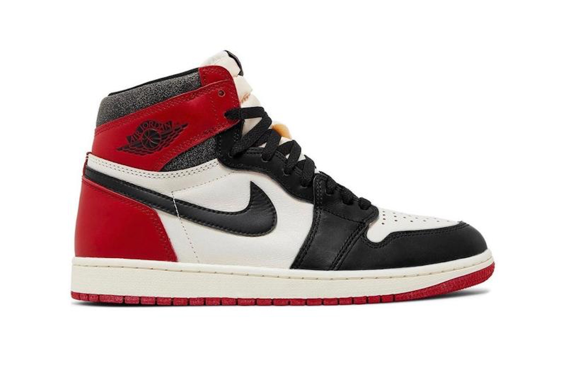而來到 2023 年,據傳 Jordan Brand 又將延續該話題主軸,只不過這回選擇的是 80 年代的「黑頭」版本,「Black Toe Reimagined」即將以元年樣貌,復古回歸。(NIKE) 而來到 2023 年,據傳 Jordan Brand 又將延續該話題主軸,只不過這回選擇的是 80 年代的「黑頭」版本,「Black Toe Reimagined」即將以元年樣貌,復古回歸。(NIKE)