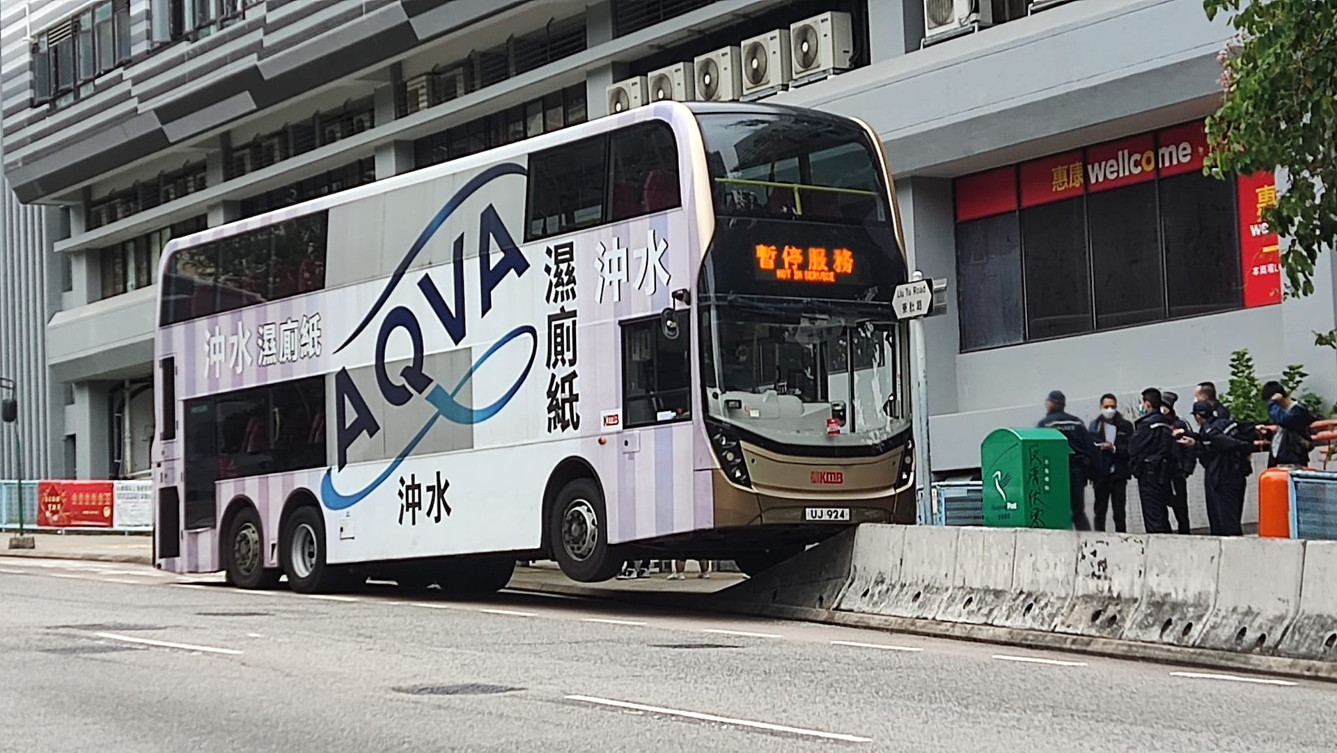 巴士離奇剷上巴士站路邊,繼而剷上石壆,但無人受傷。(facebook群組「是日快快-巴士即日相」圖片) 巴士離奇剷上巴士站路邊,繼而剷上石壆,但無人受傷。(facebook群組「是日快快-巴士即日相」圖片)