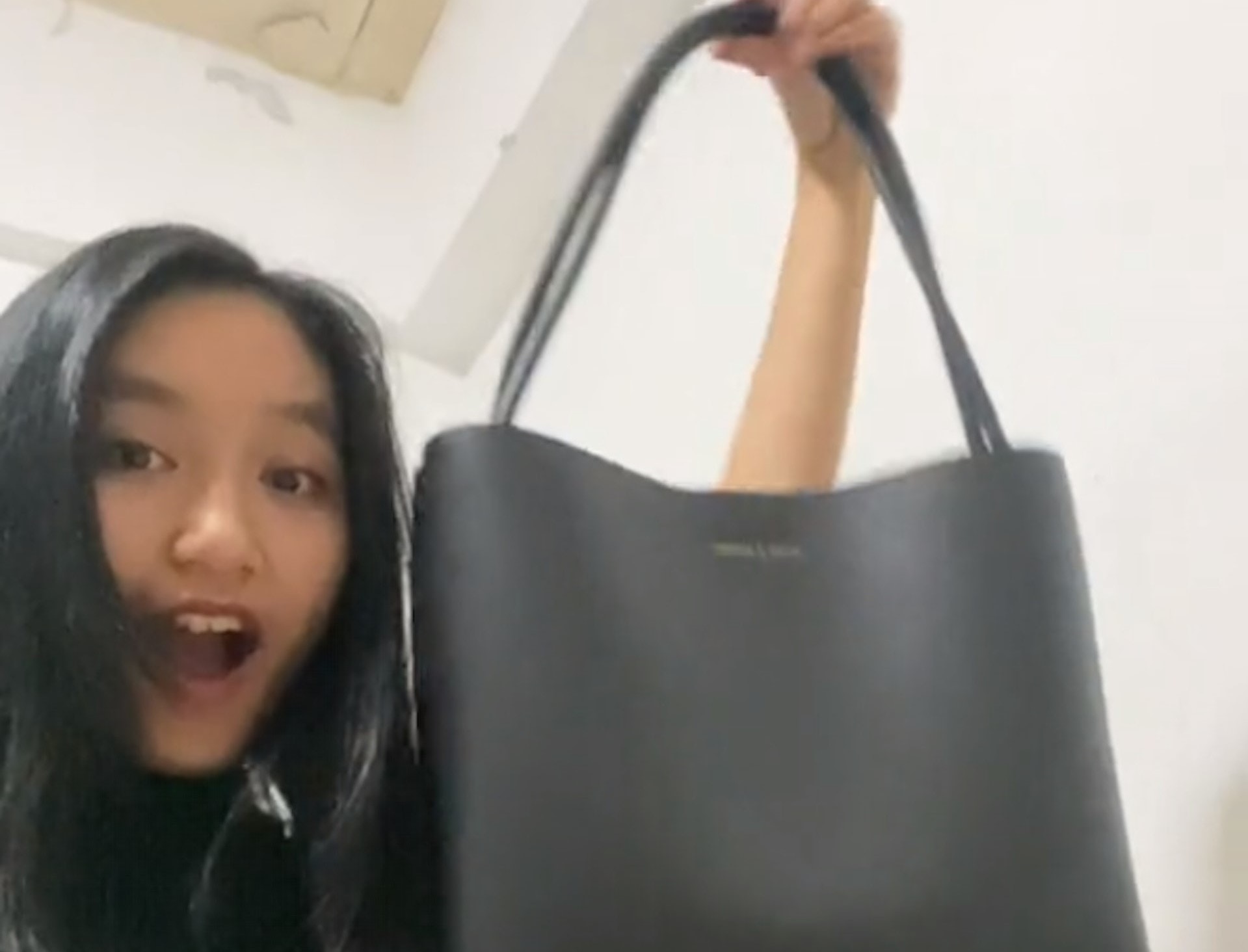 新加坡少女曬500元「名牌」小CK袋遭網暴反思消費升級