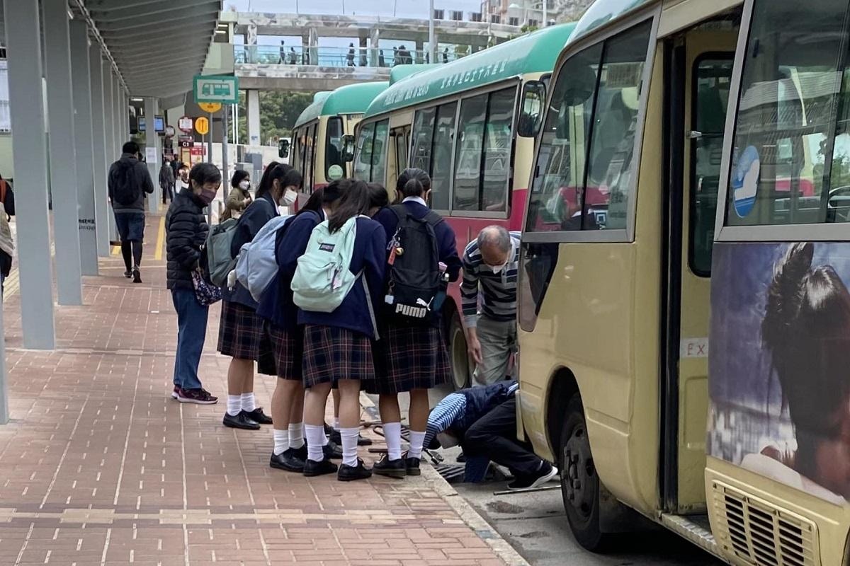 一群女學生的物品不慎跌落行人路邊坑渠，苦惱之際，有2名熱心小巴司機仗義幫忙打開渠蓋成功拾回物品。（Facebook群組「真‧上水粉嶺人大聯盟」）