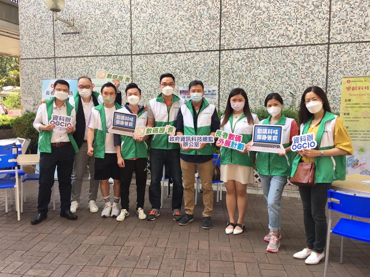 阿里雲香港團隊參與了兩場由政府資訊科技總監辦公室舉辦的「長者數碼外展計劃」,教導長者使用流動應用程式的知識。 阿里雲香港團隊參與了兩場由政府資訊科技總監辦公室舉辦的「長者數碼外展計劃」,教導長者使用流動應用程式的知識。