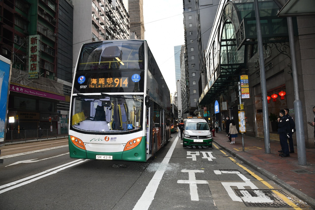 今日(18日)清晨6時40分,1架由天后駛往海麗邨的914號新巴,駛至軒尼詩道338號對開埋站上客,關門正打算離開之際,突然1名手持菜籃的男子拍打車身,要求車長開車門。 今日(18日)清晨6時40分,1架由天后駛往海麗邨的914號新巴,駛至軒尼詩道338號對開埋站上客,關門正打算離開之際,突然1名手持菜籃的男子拍打車身,要求車長開車門。