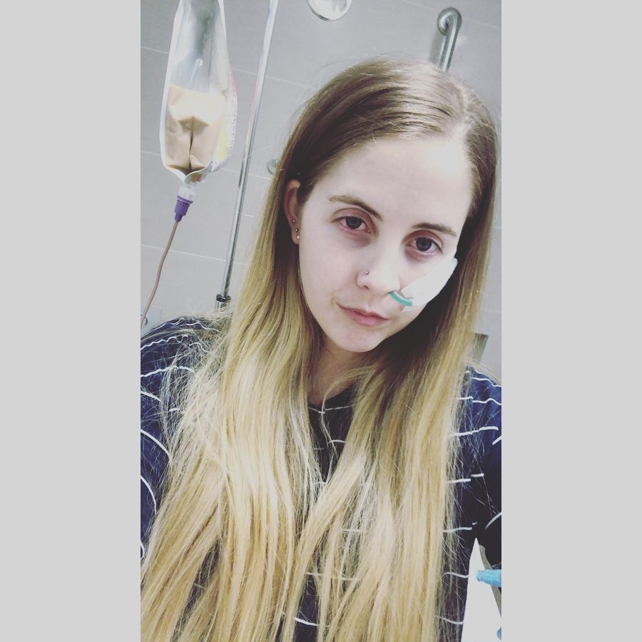 最终泰丝在2018年因部分消化系统瘫痪戴上了鼻胃管，毁了她的生活，更因此放弃了护理学位。（IG@life_withtess）