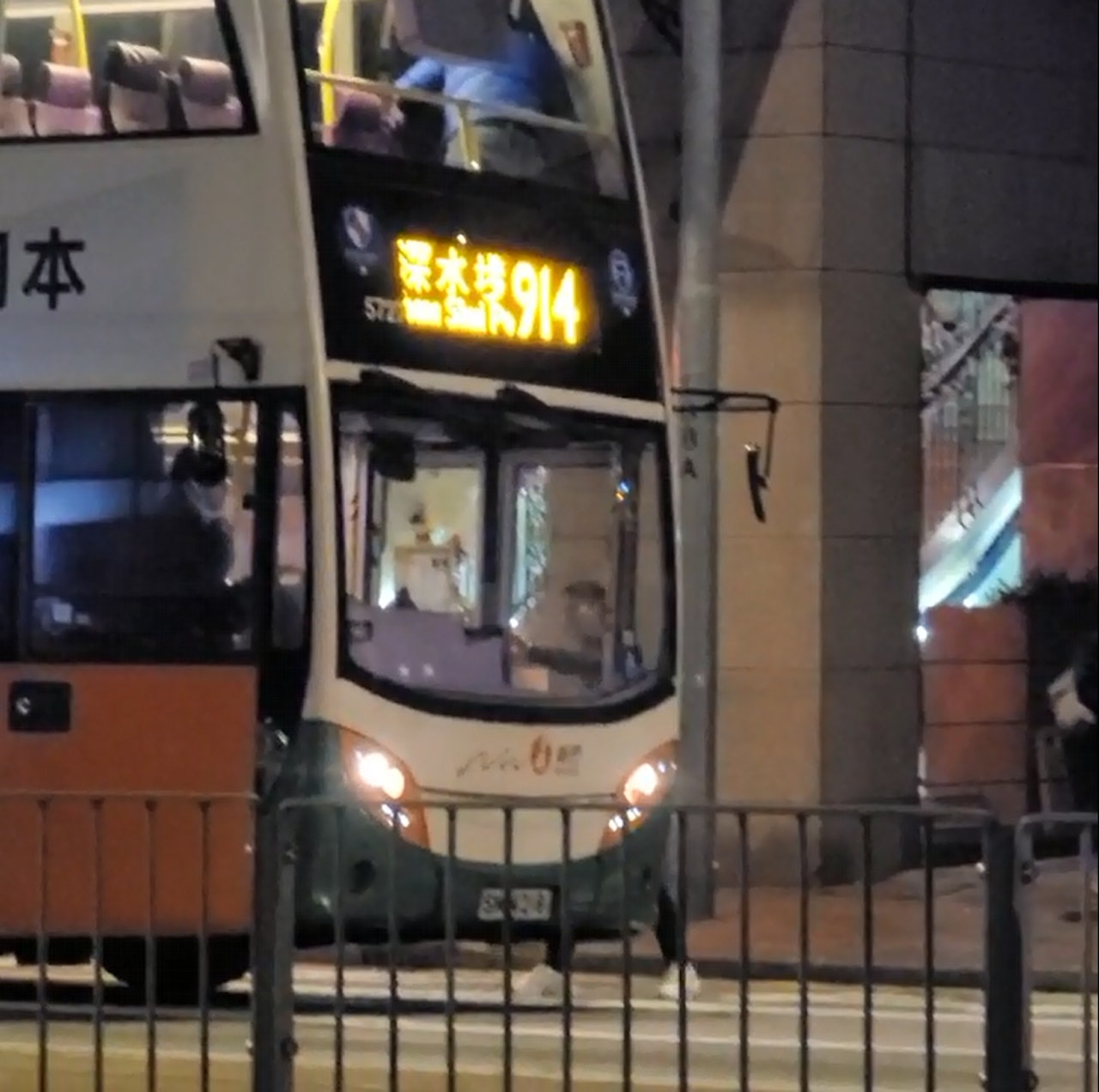 男子曾走到車門旁邊,拍打車門疑欲與司機對話,惟司機未有理會。(讀者提供片段) 男子曾走到車門旁邊,拍打車門疑欲與司機對話,惟司機未有理會。(讀者提供片段)