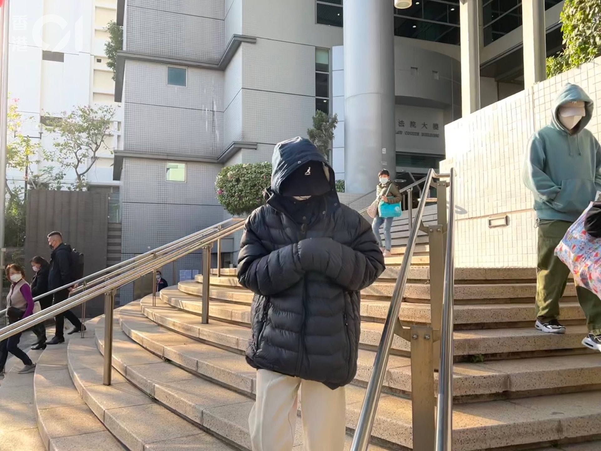 女被告陳靄盈被拍到曾把一名幼童抱起再拋落地,她自辯時解釋,因事主鬧情緒,要用嚴厲方法制止。(凌子淇攝) 女被告陳靄盈被拍到曾把一名幼童抱起再拋落地,她自辯時解釋,因事主鬧情緒,要用嚴厲方法制止。(凌子淇攝)