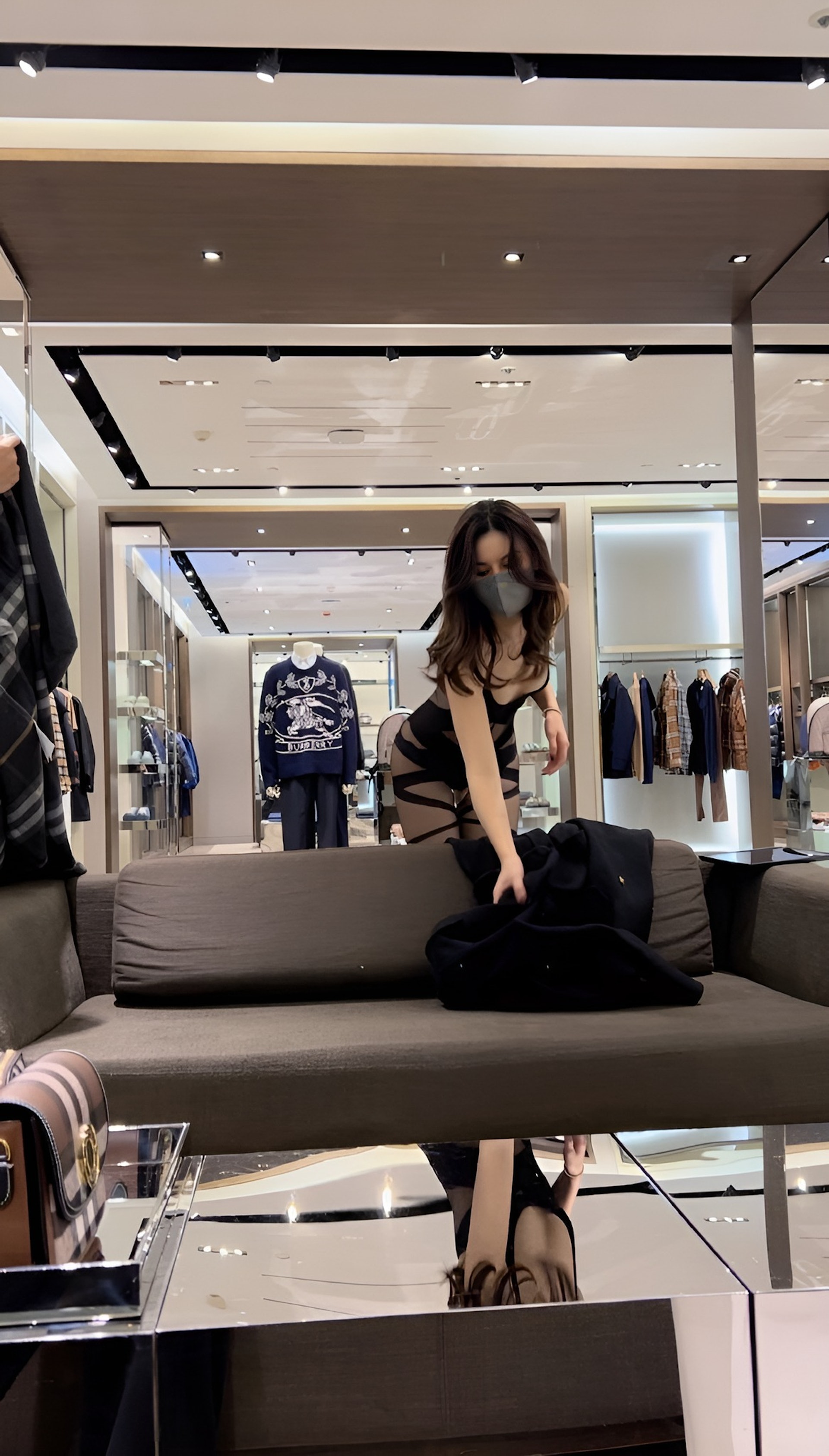 有網友在澳門逛百貨公司時,驚見一名身材姣好的妙齡女郎試衣不進試身室,站在專櫃店門口迅速地脫外套,並豪爽地脫到只剩下內衣褲,就直接試穿起新衣來了,有關照片旋即在網上瘋傳。(Facebook@爆廢公社) 有網友在澳門逛百貨公司時,驚見一名身材姣好的妙齡女郎試衣不進試身室,站在專櫃店門口迅速地脫外套,並豪爽地脫到只剩下內衣褲,就直接試穿起新衣來了,有關照片旋即在網上瘋傳。(Facebook@爆廢公社)