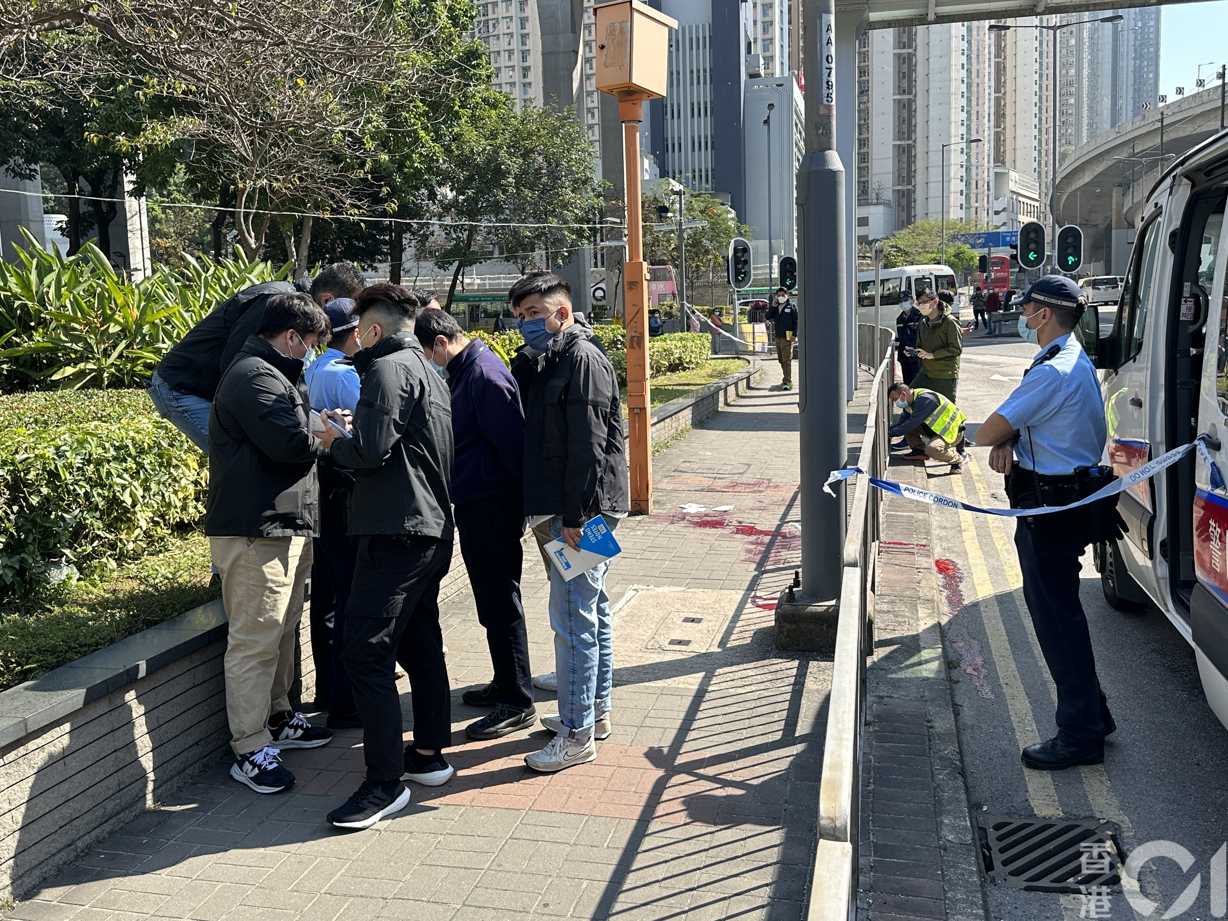 刑事調查隊探員封鎖現場調查。（鄭嘉惠攝）