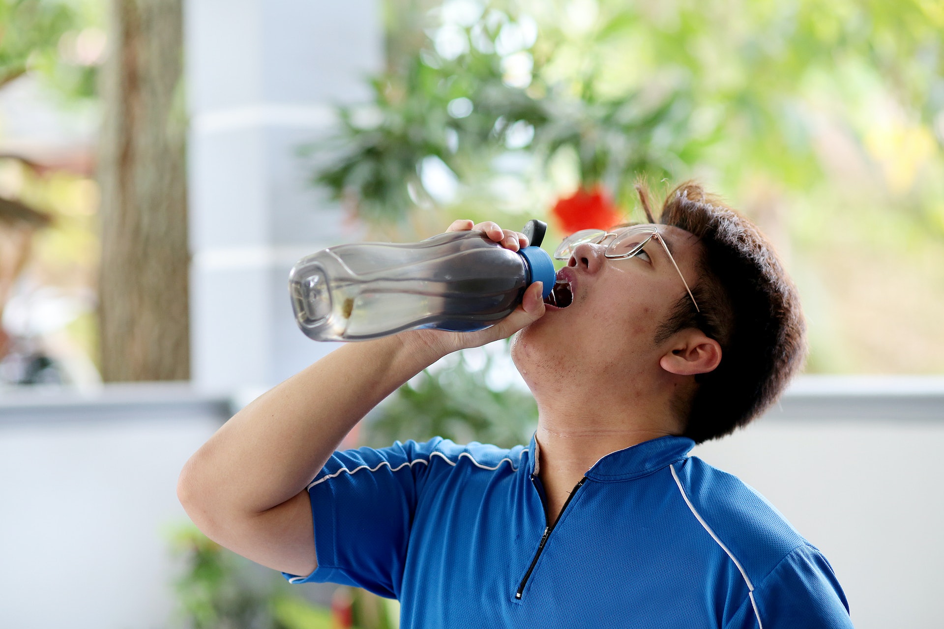 多喝水有助於排除體內的毒素，減少體味問題。（示意圖/Getty Images）