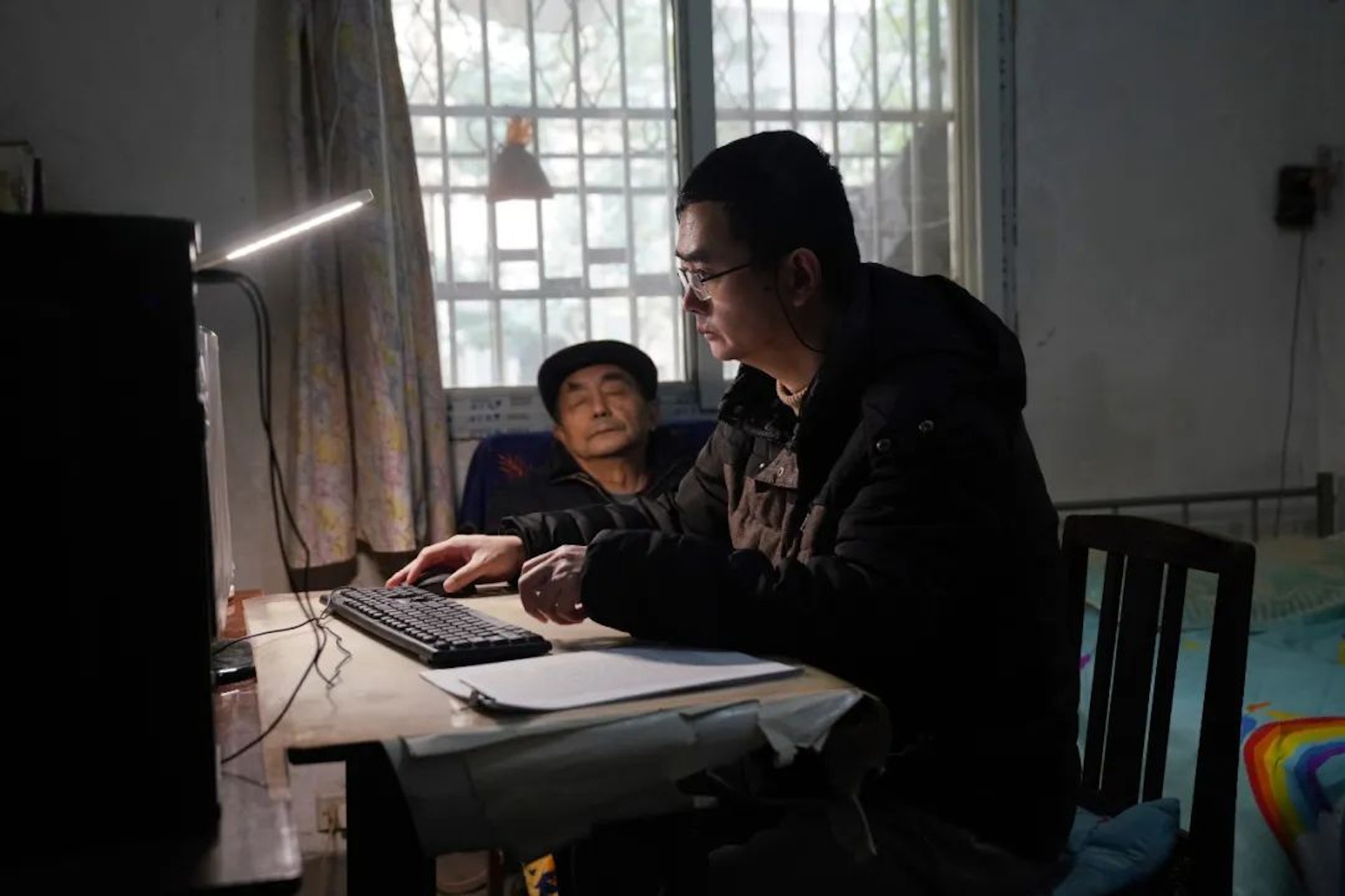 金曉宇正在翻譯工作，父親金性勇在一旁陪伴。（資料圖片）