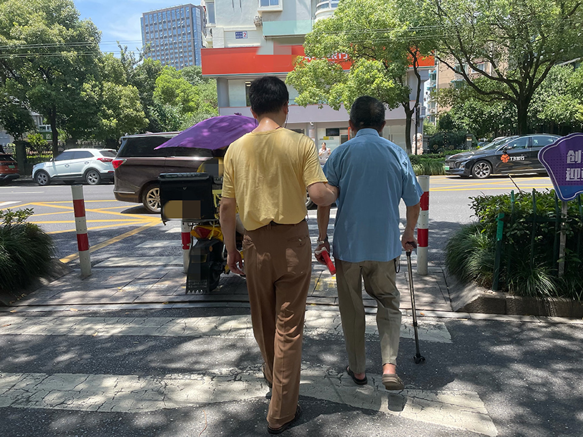 金曉宇攙扶父親過馬路。（澎湃新聞）