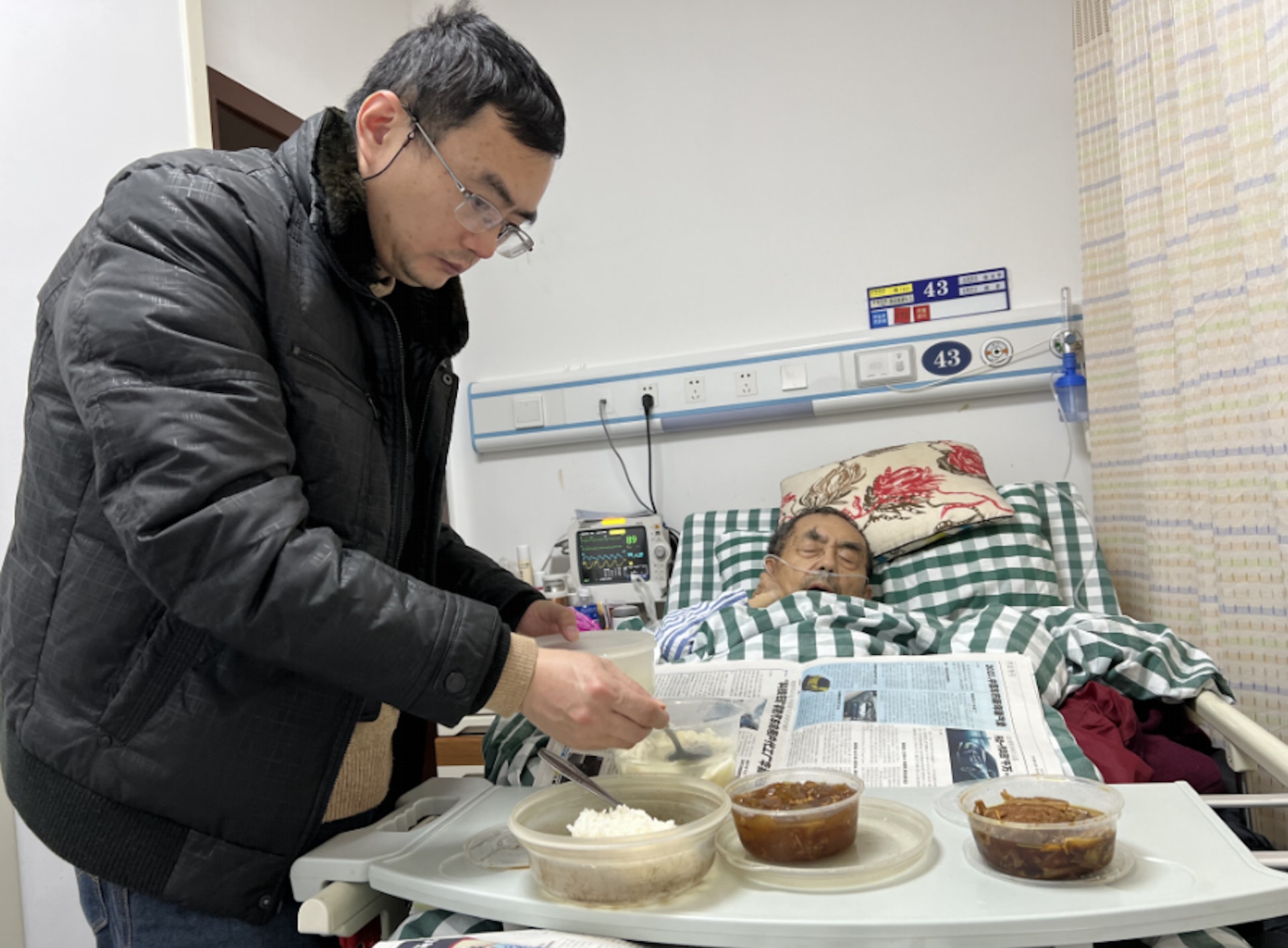 金曉宇在病房照顧父親。（杭州日報）