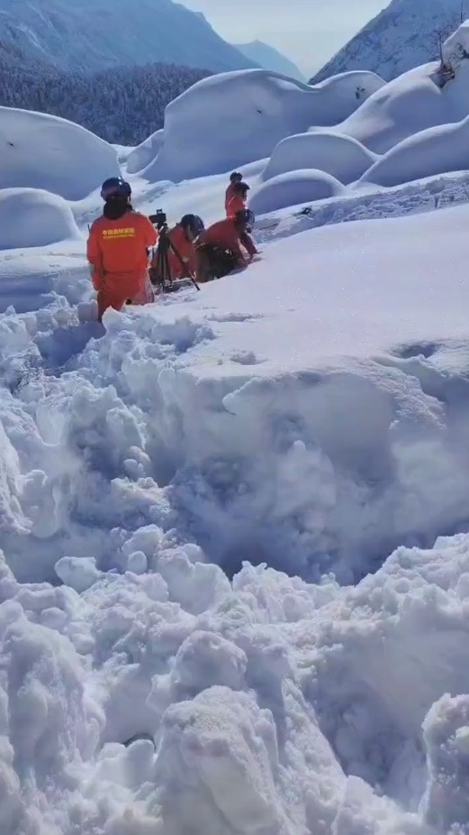 西藏雪崩已致9人死亡，卫生院工作人员：积雪最深处有近3米深，多车遭埋压（组图） - 2