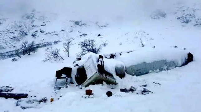 西藏雪崩已致9人死亡卫生院工作人员：积雪最深处有近3米深